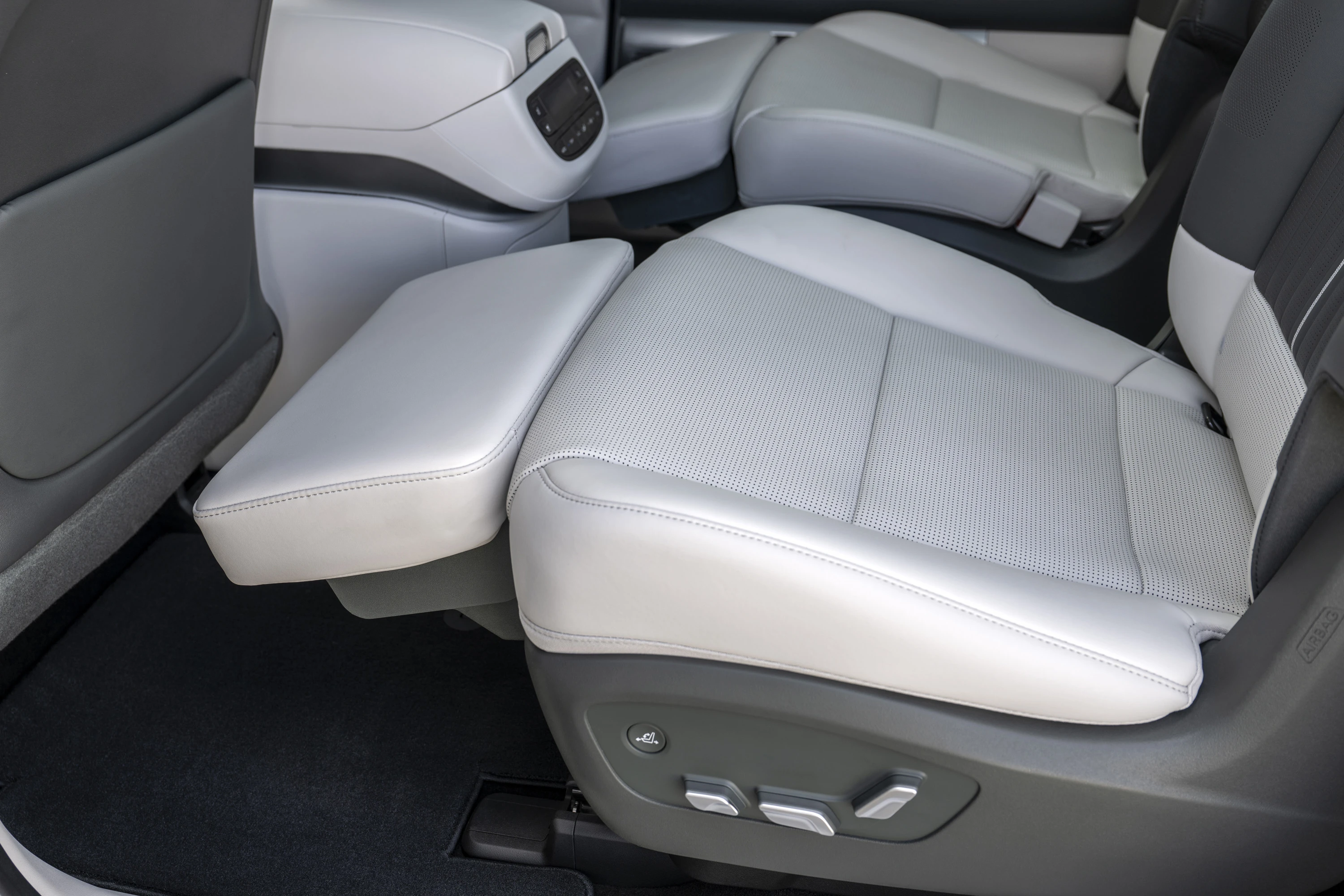 Hyundai IONIQ 9 AWD Performance secondrowseats view