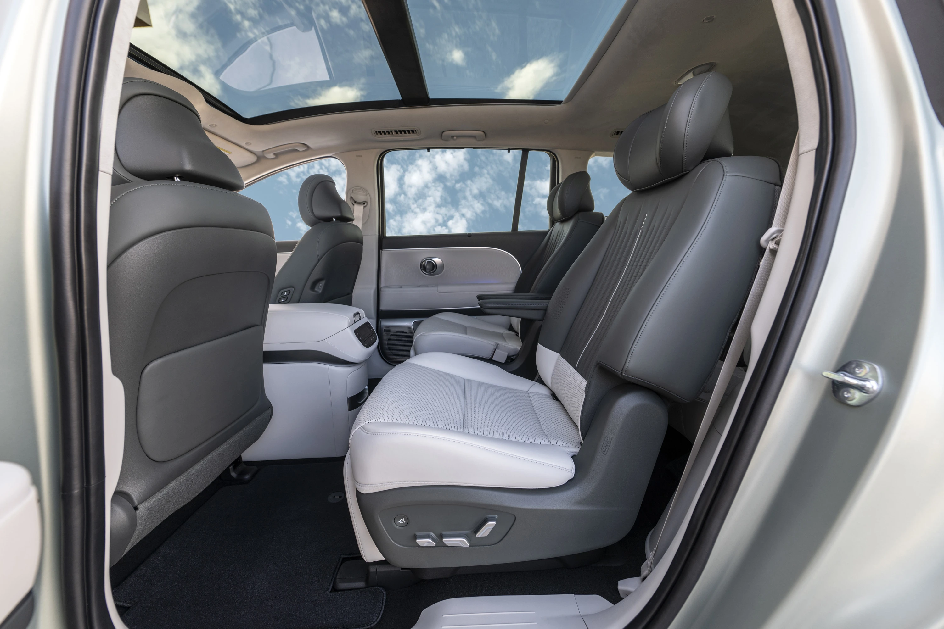 Hyundai IONIQ 9 AWD Performance secondrowseats view