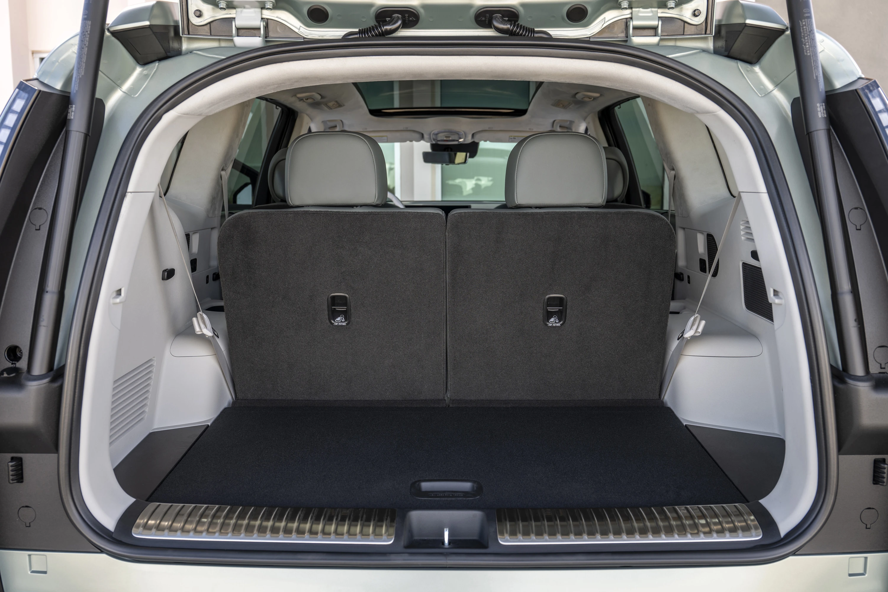 Hyundai IONIQ 9 RWD Long Range trunk view