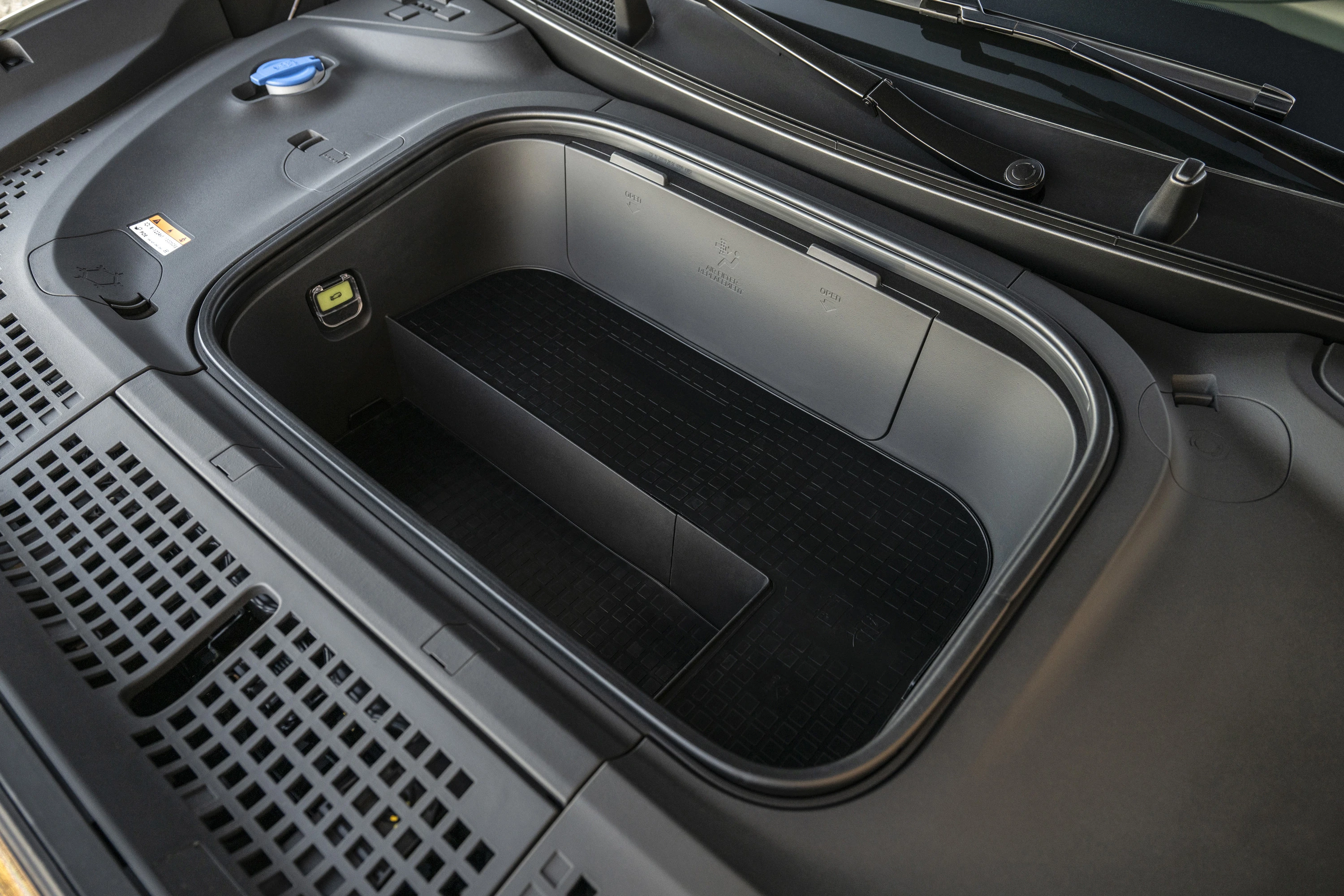 Hyundai IONIQ 9 RWD Long Range frunk view