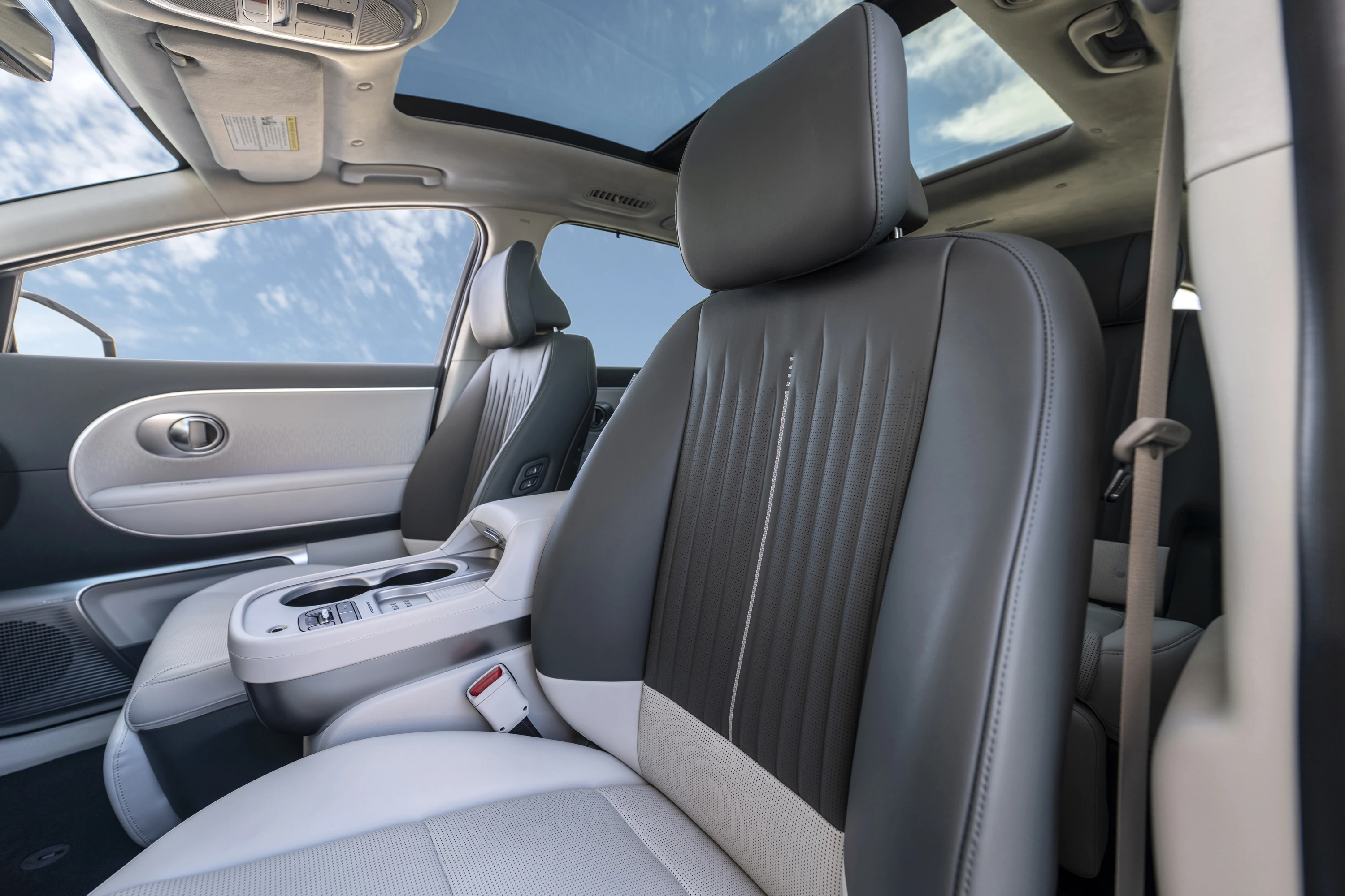 Hyundai IONIQ 9 RWD Long Range frontseats view