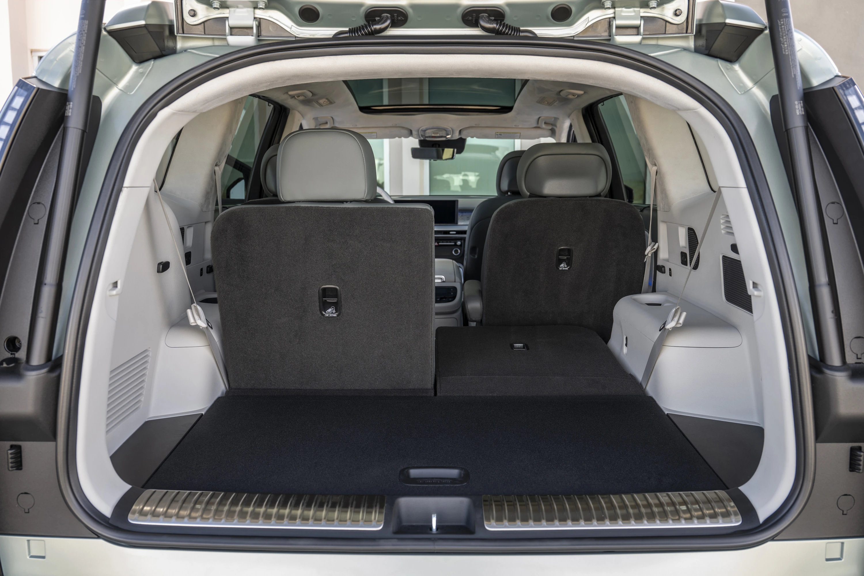 Hyundai IONIQ 9 RWD Long Range trunk view