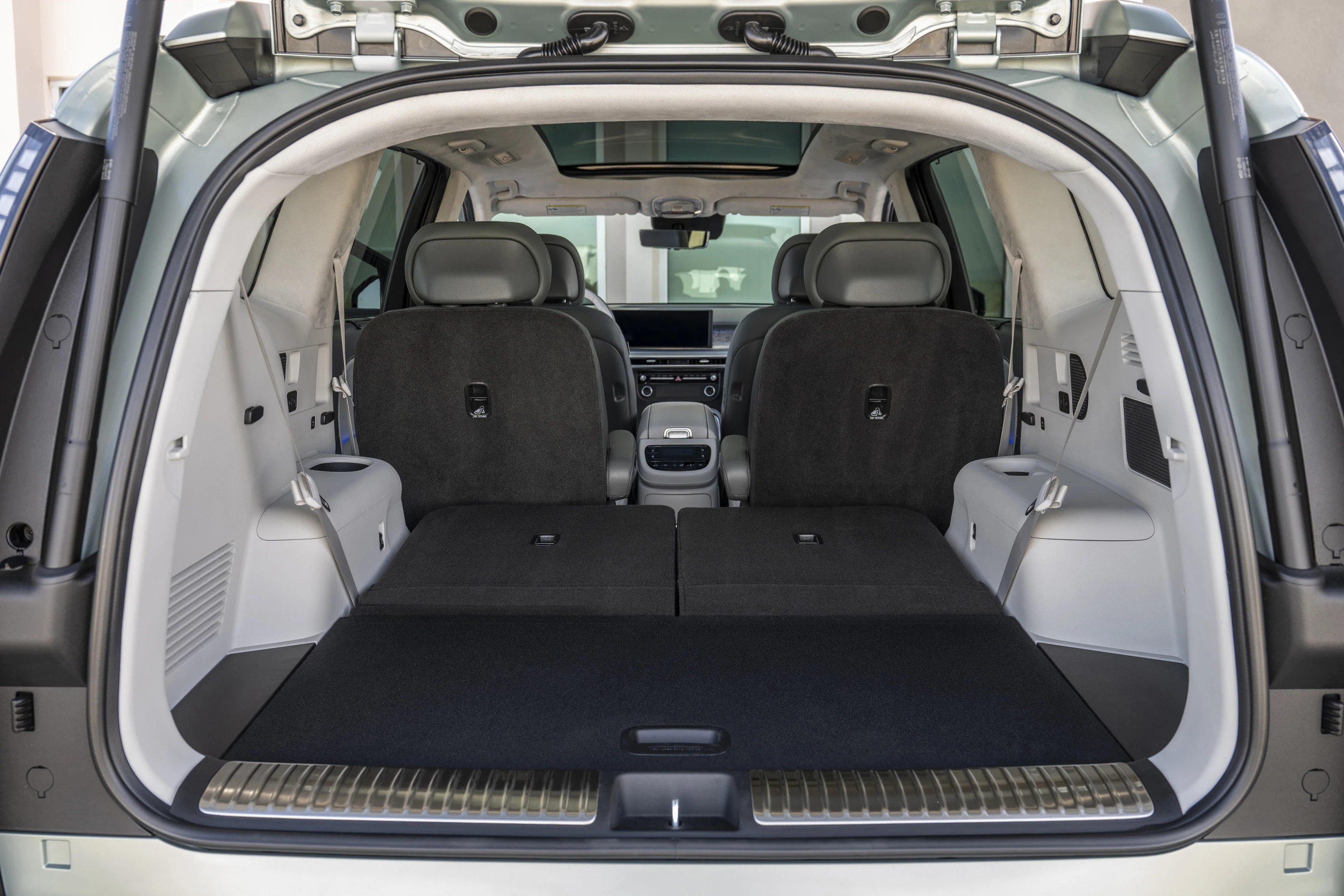 Hyundai IONIQ 9 RWD Long Range trunk view