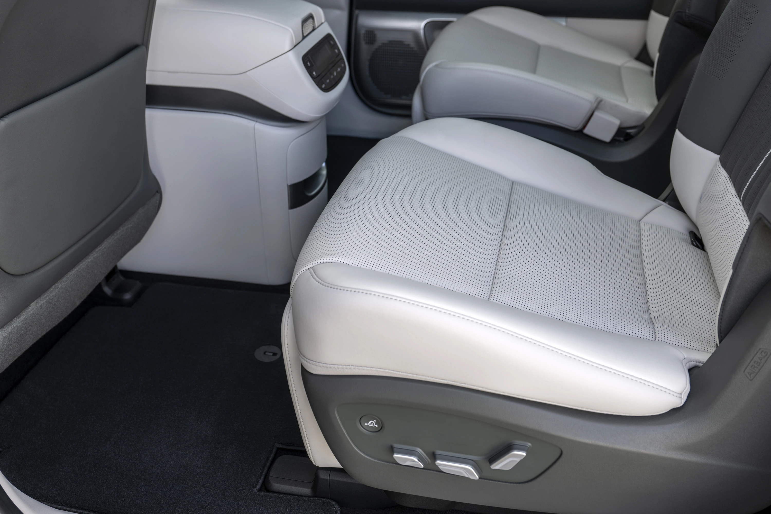 Hyundai IONIQ 9 RWD Long Range secondrowseats view