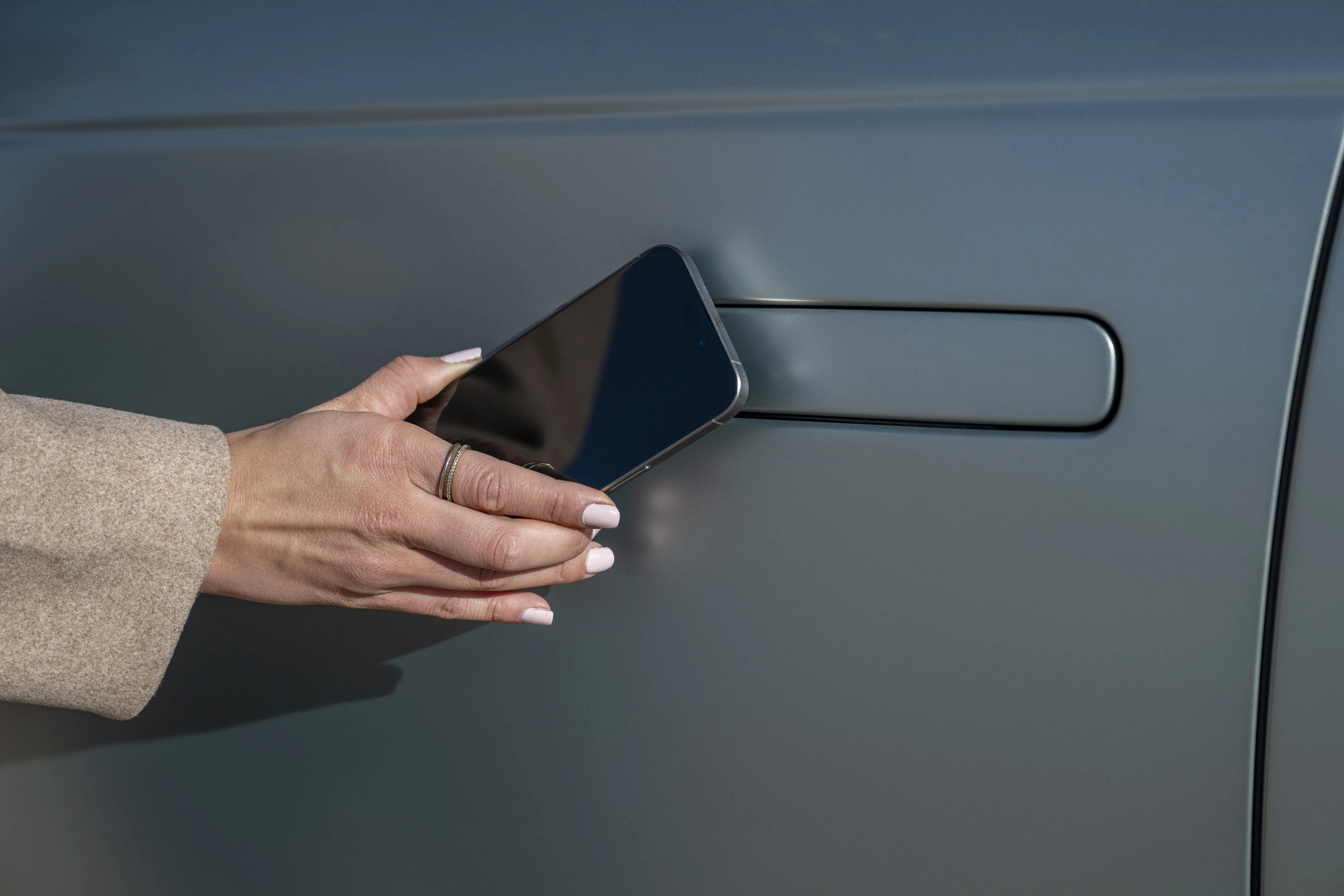 Hyundai IONIQ 9 RWD Long Range phoneaskey view