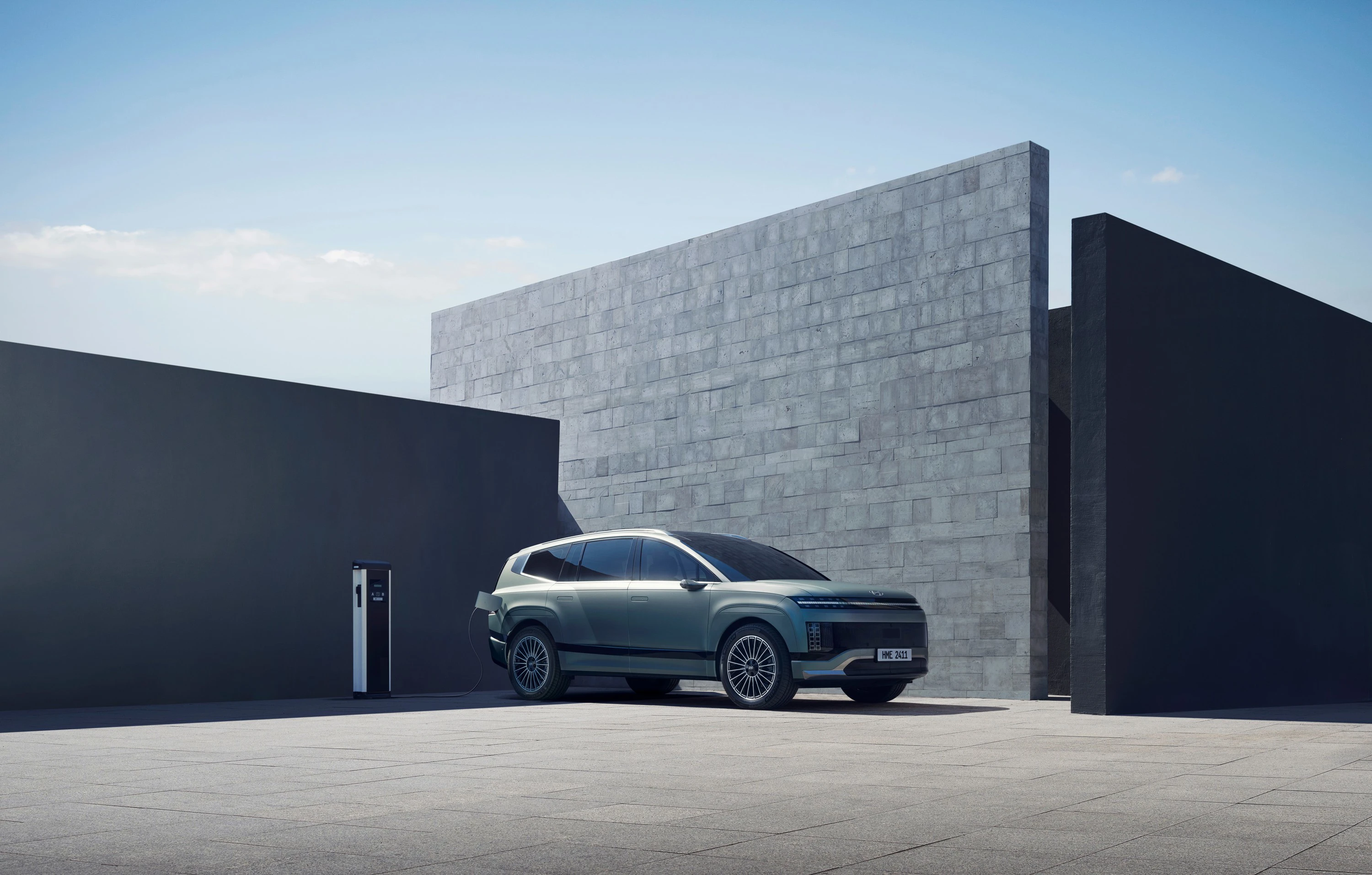 Hyundai IONIQ 9 RWD Long Range charging view