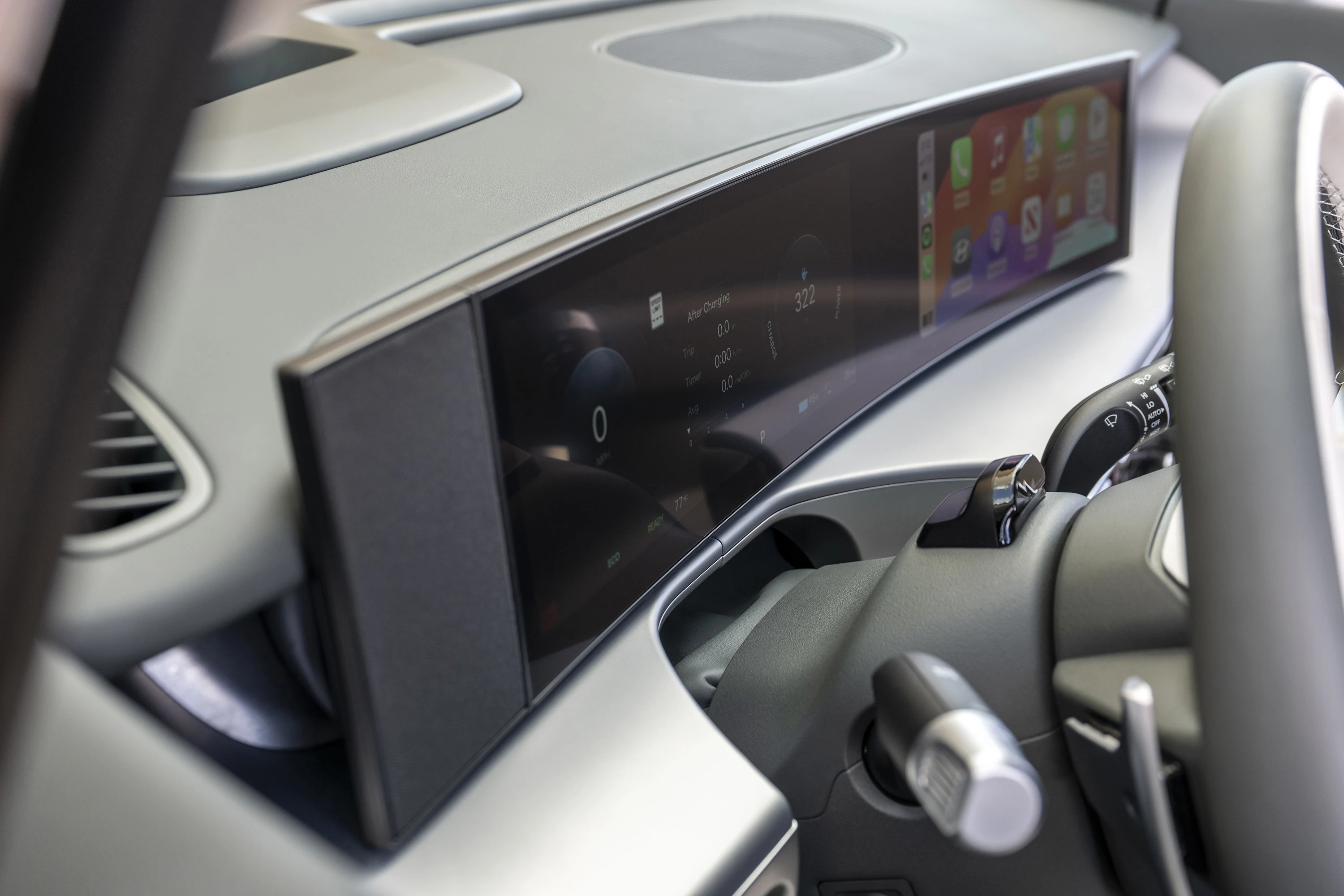 Hyundai IONIQ 9 RWD Long Range screens view
