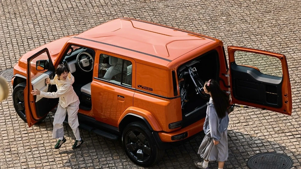 iCar V23 550 RWD lifestyle view