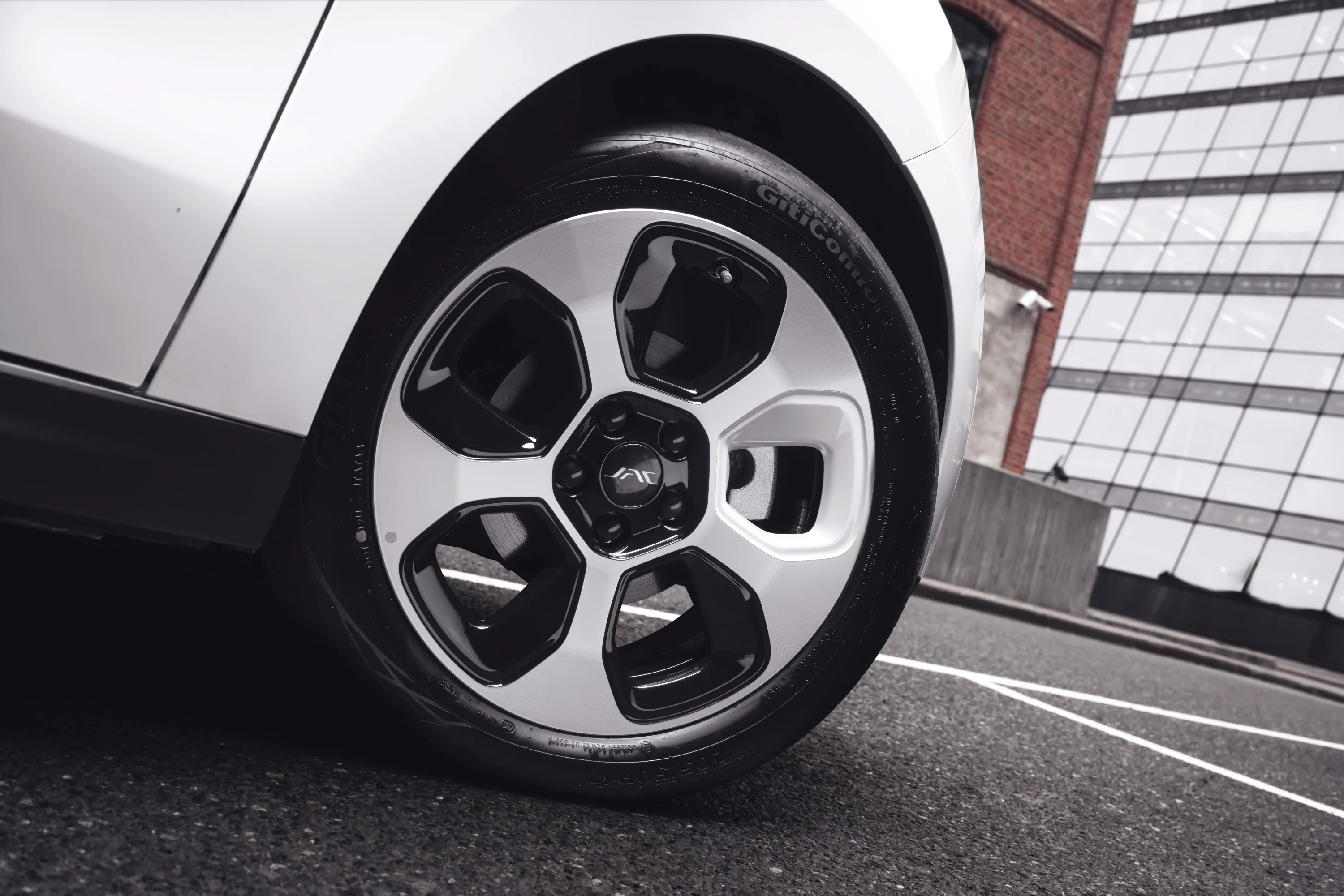 JAC E30X 41 kWh wheels view