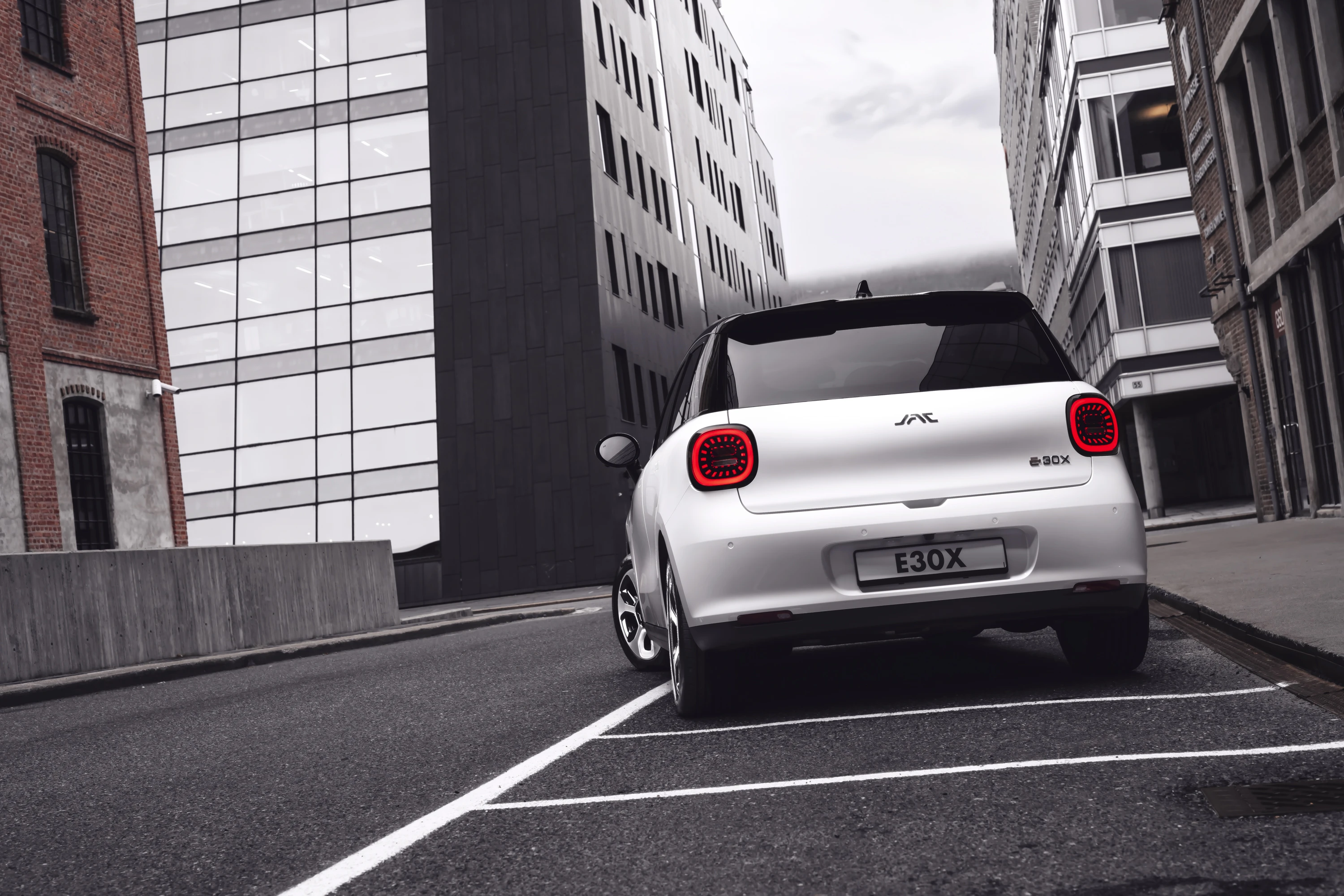 JAC E30X 51.5 kWh exterior view