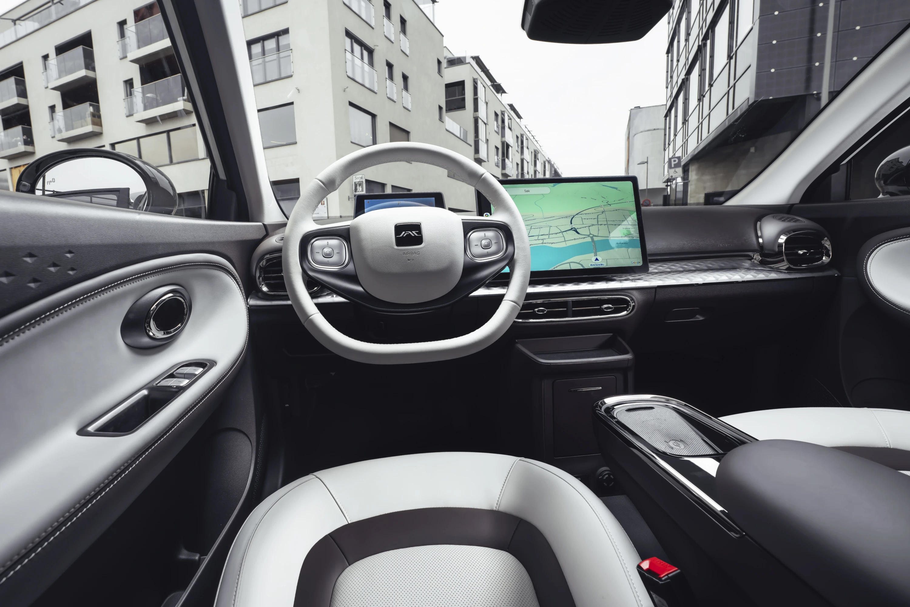 JAC E30X 51.5 kWh screens view