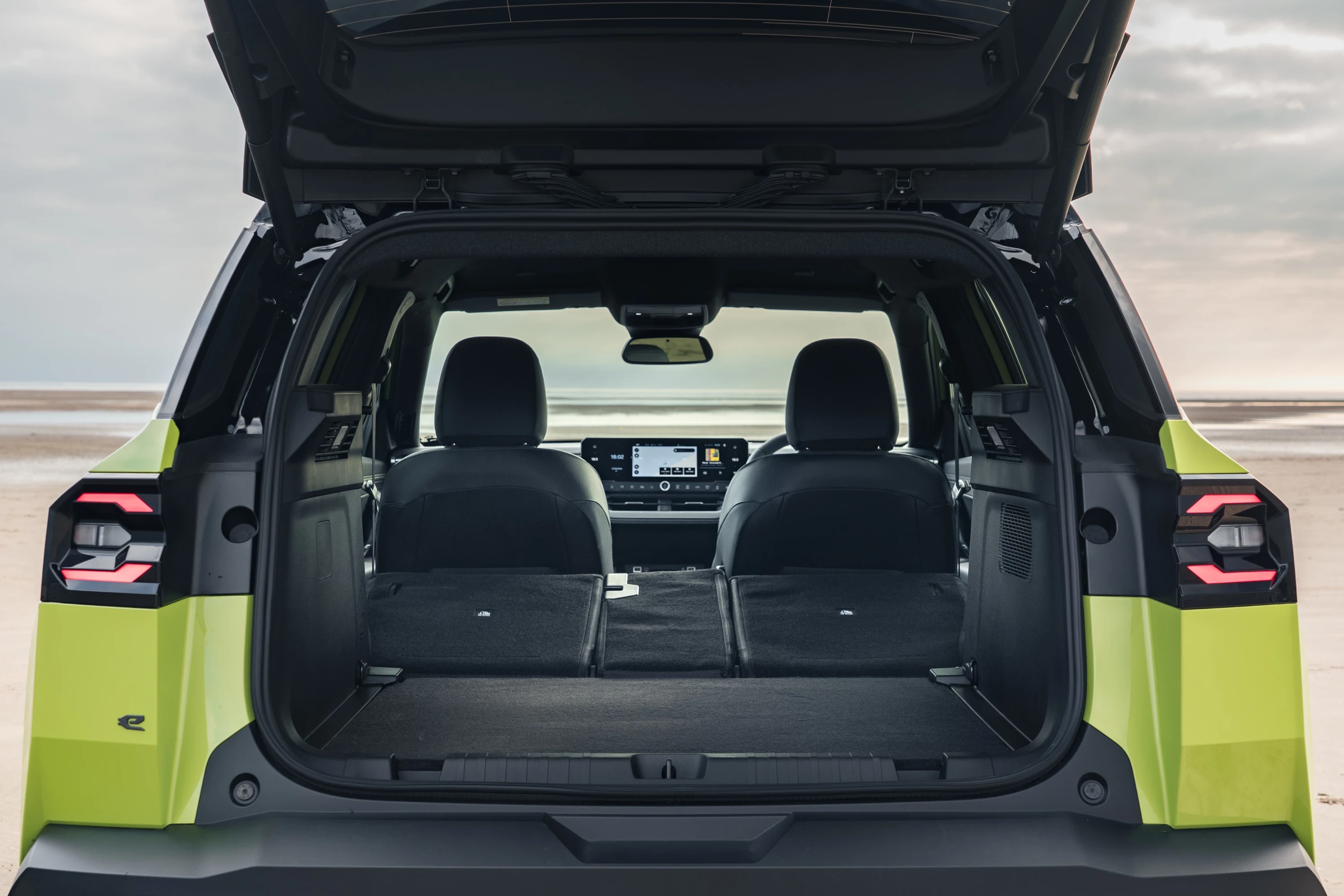 Jeep Compass Electric FWD Long Range trunk view