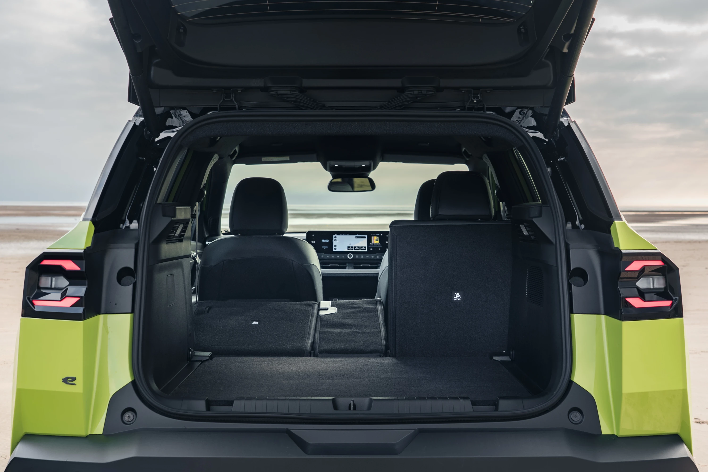 Jeep Compass Electric FWD Long Range trunk view