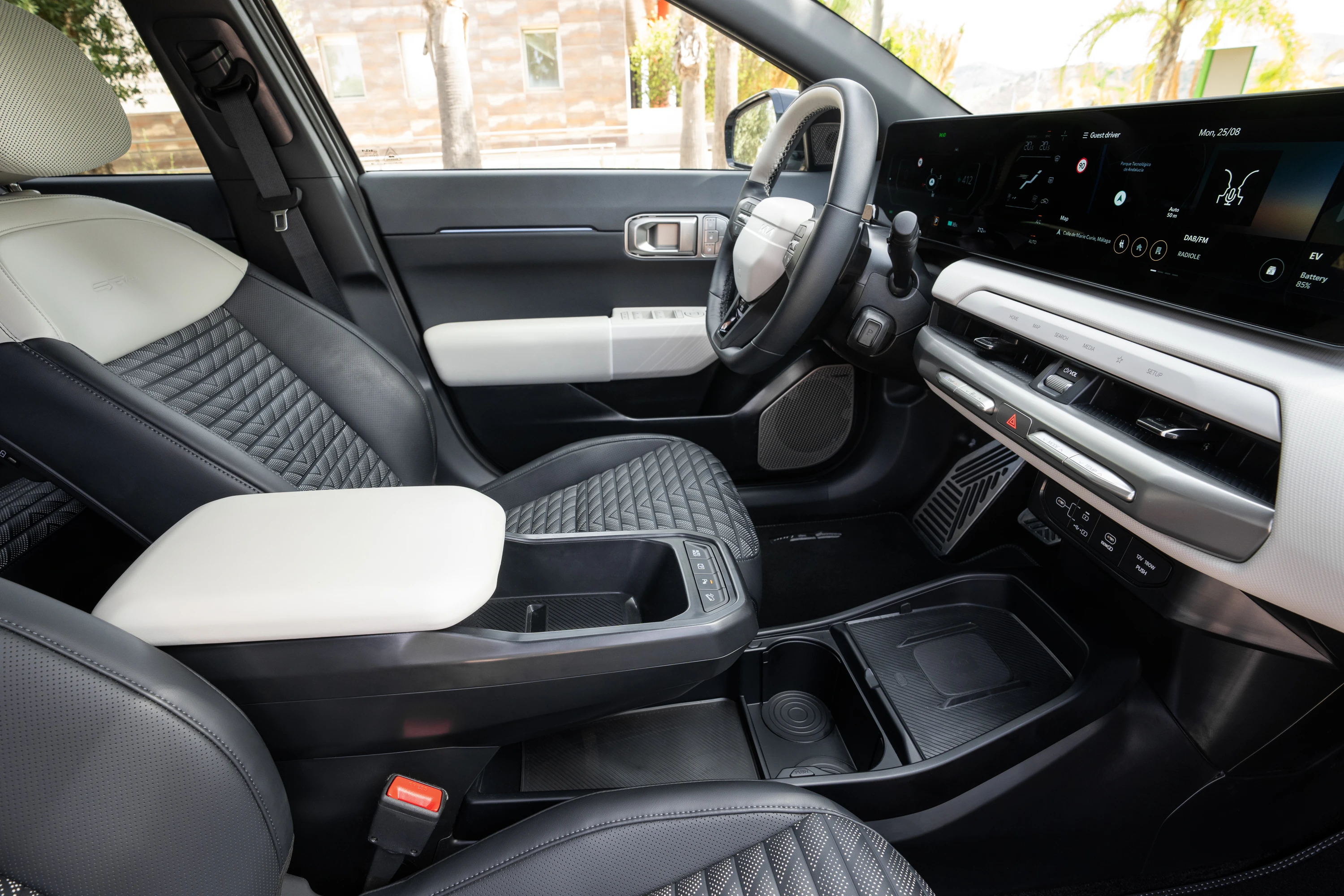 Kia EV4 Hatchback Long Range AWD frontseats view