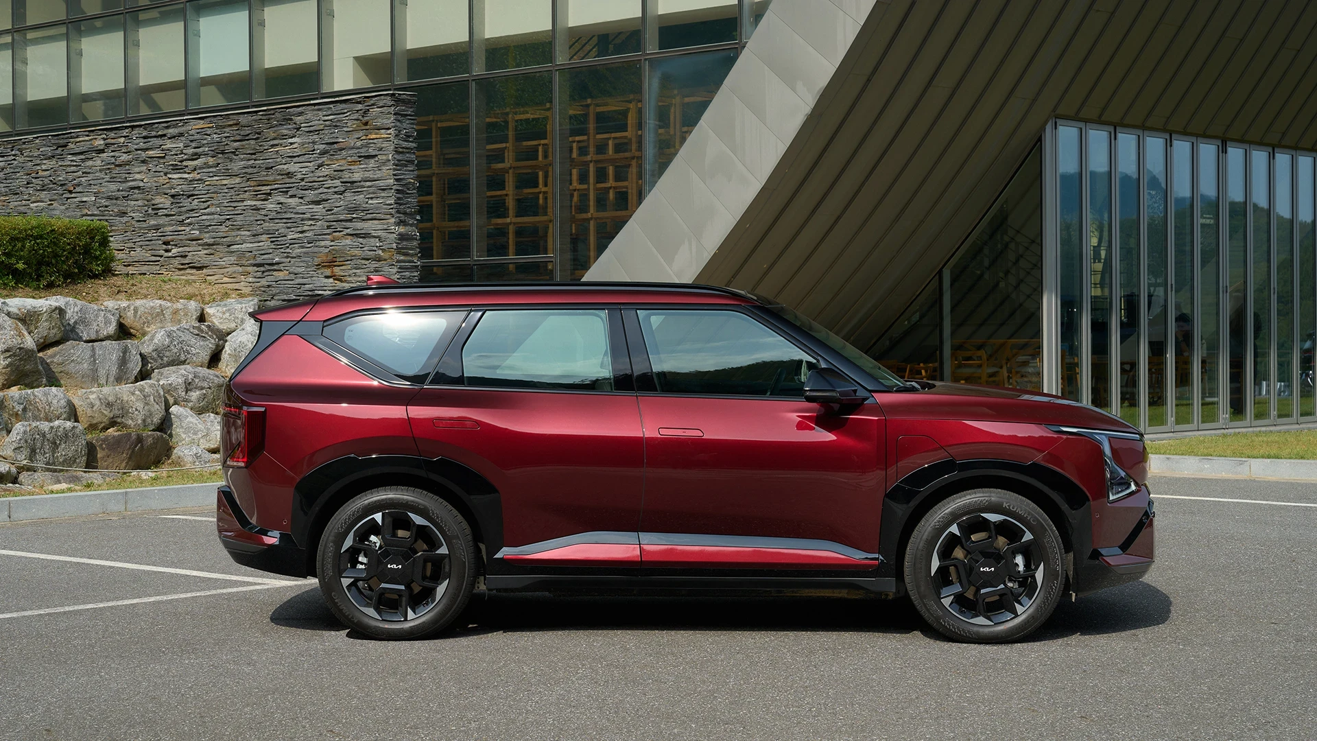 Kia EV5 Long Range AWD exterior view