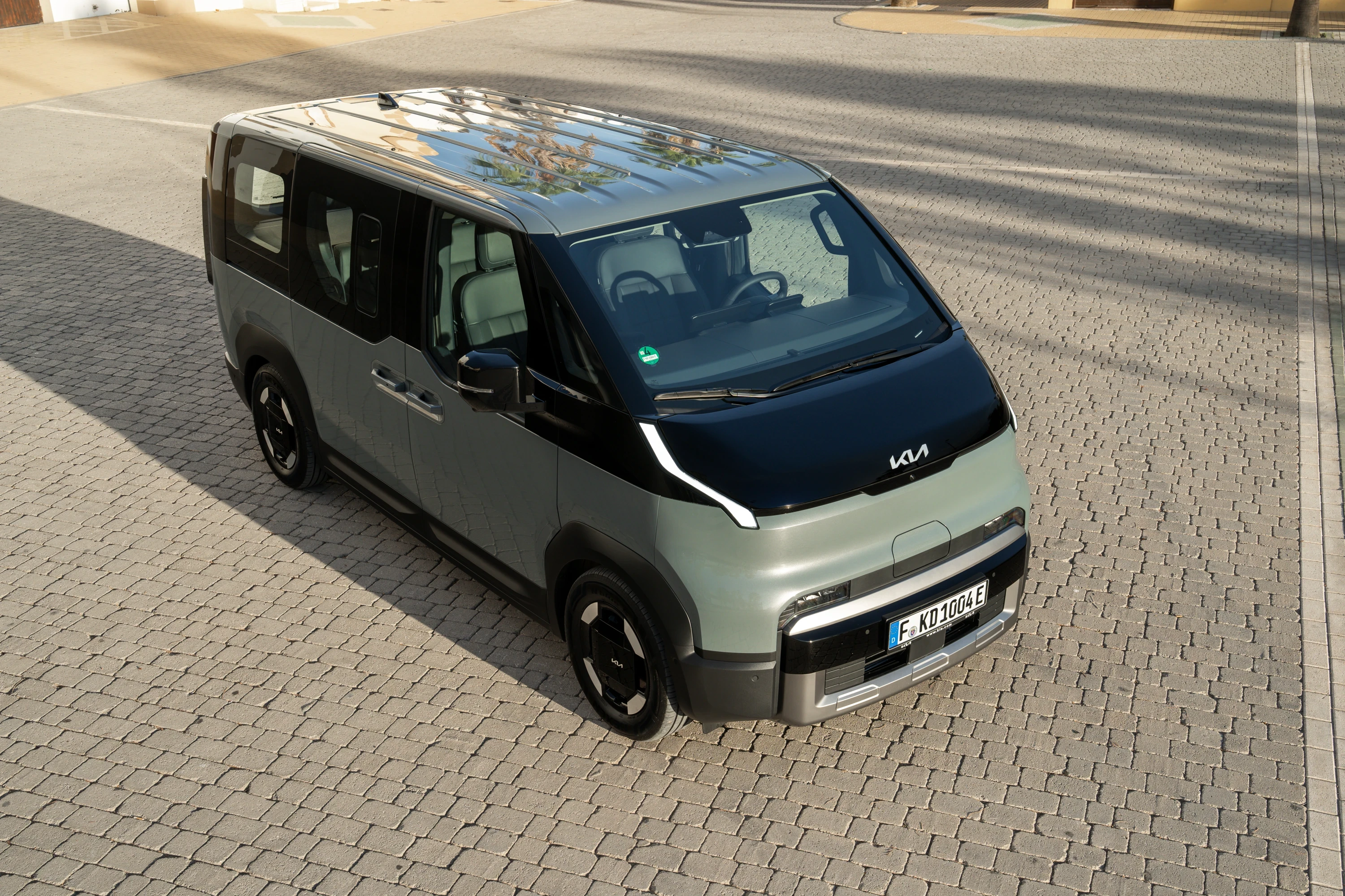 Kia PV5 Passenger Long Range exterior view
