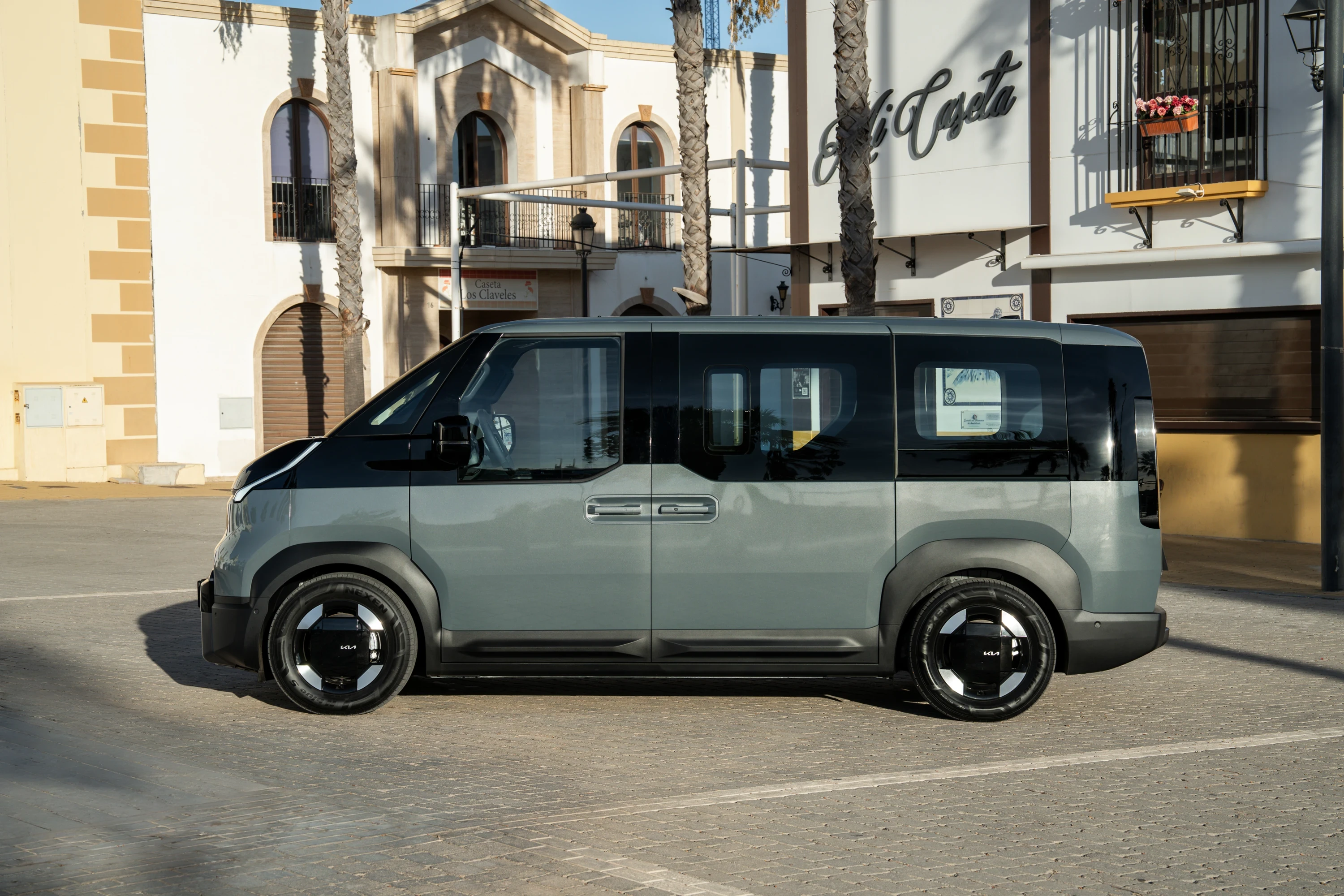 Kia PV5 Passenger Long Range exterior view