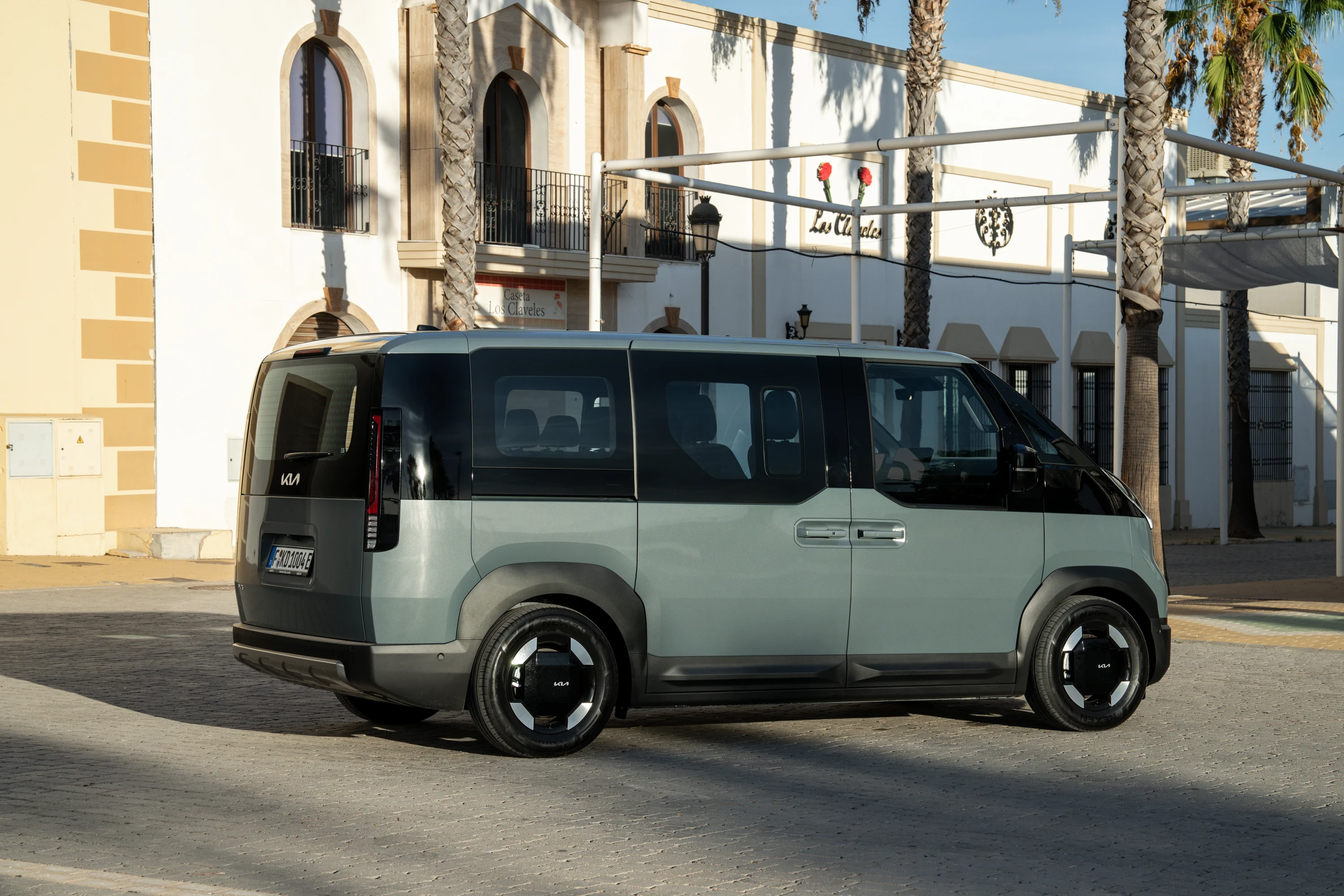Kia PV5 Passenger Long Range exterior view