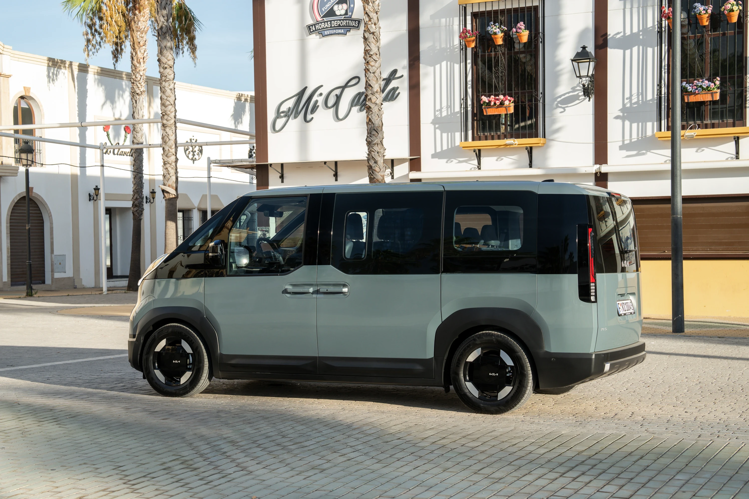Kia PV5 Passenger Long Range exterior view