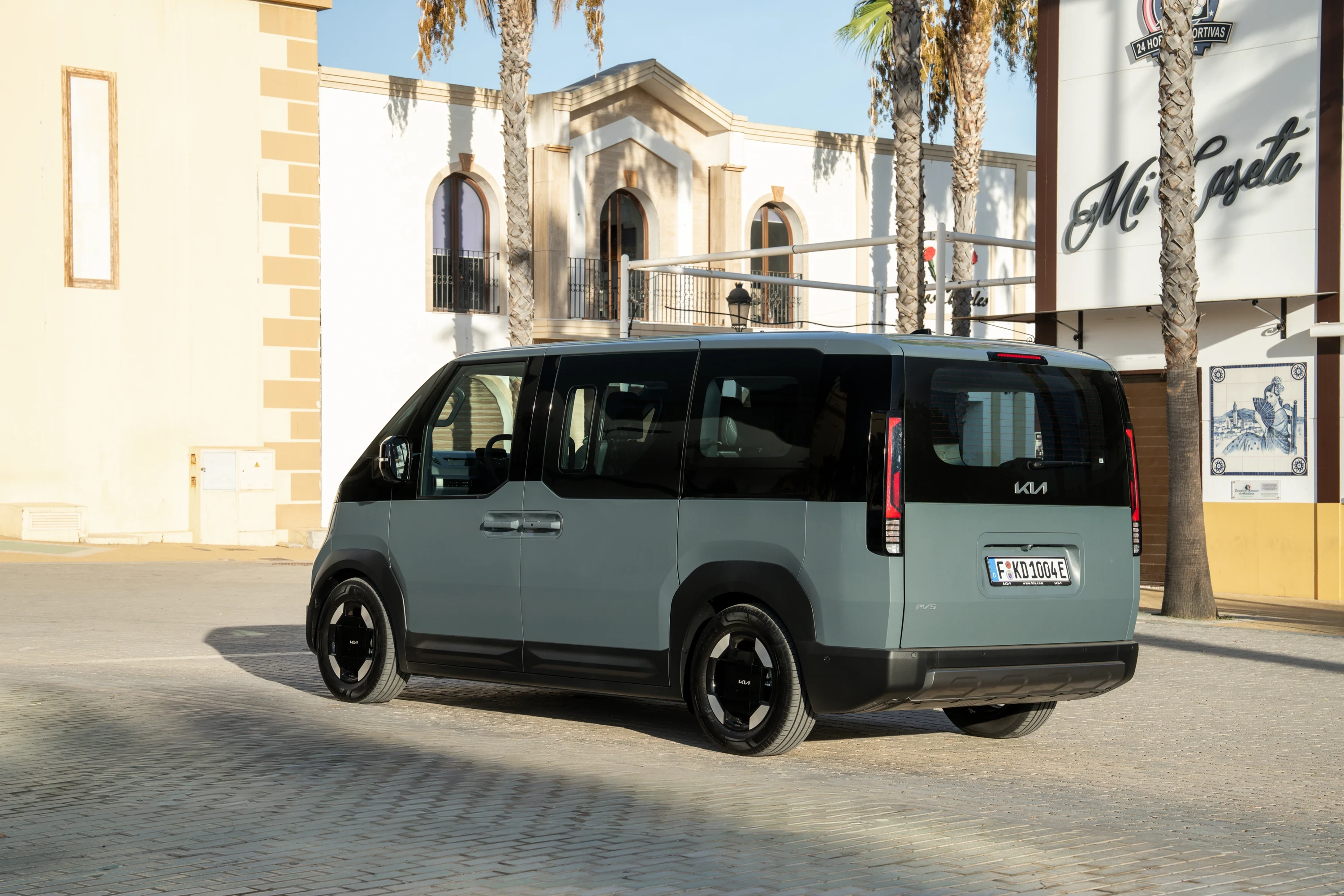 Kia PV5 Passenger Standard Range exterior view