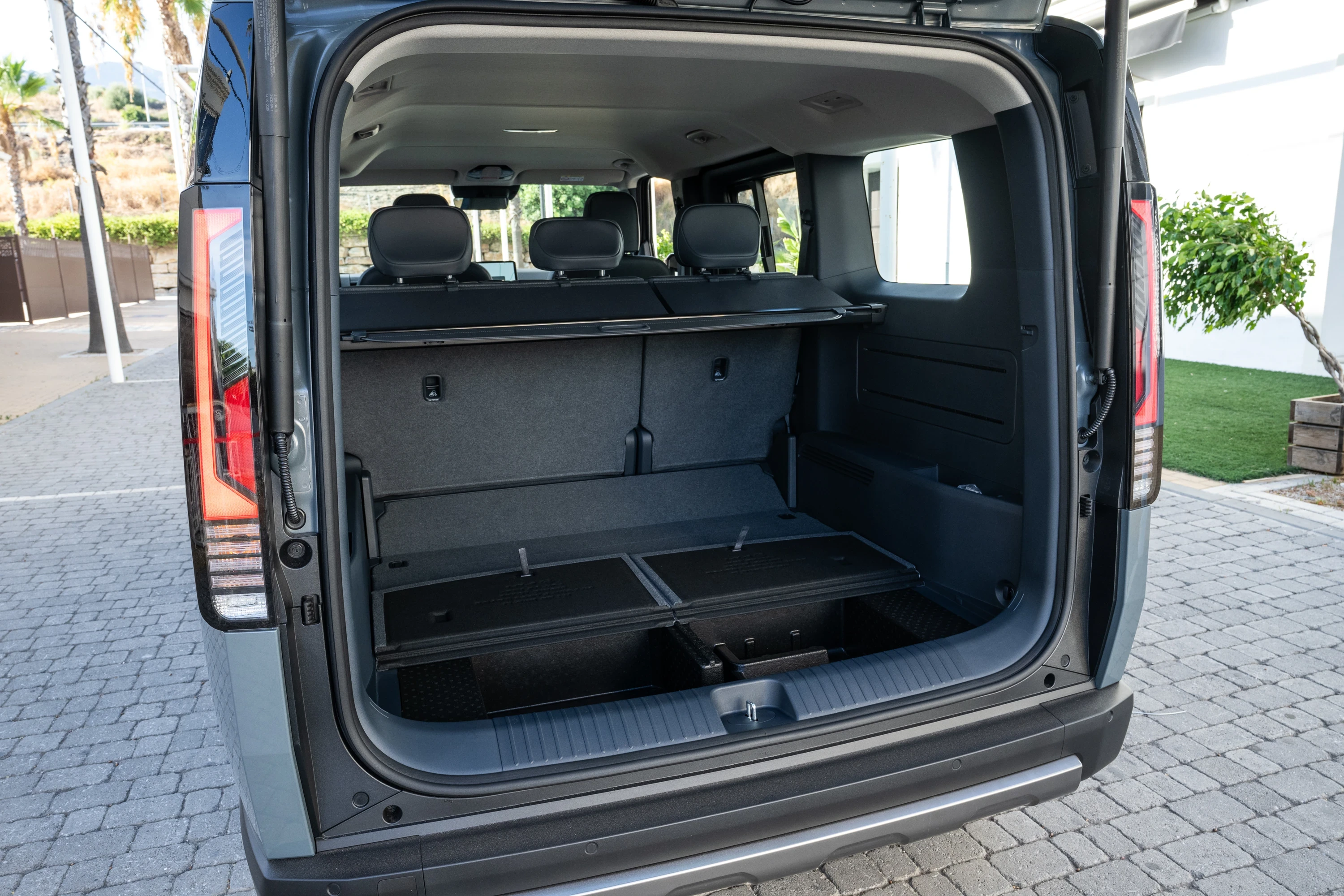 Kia PV5 Passenger Standard Range trunk view