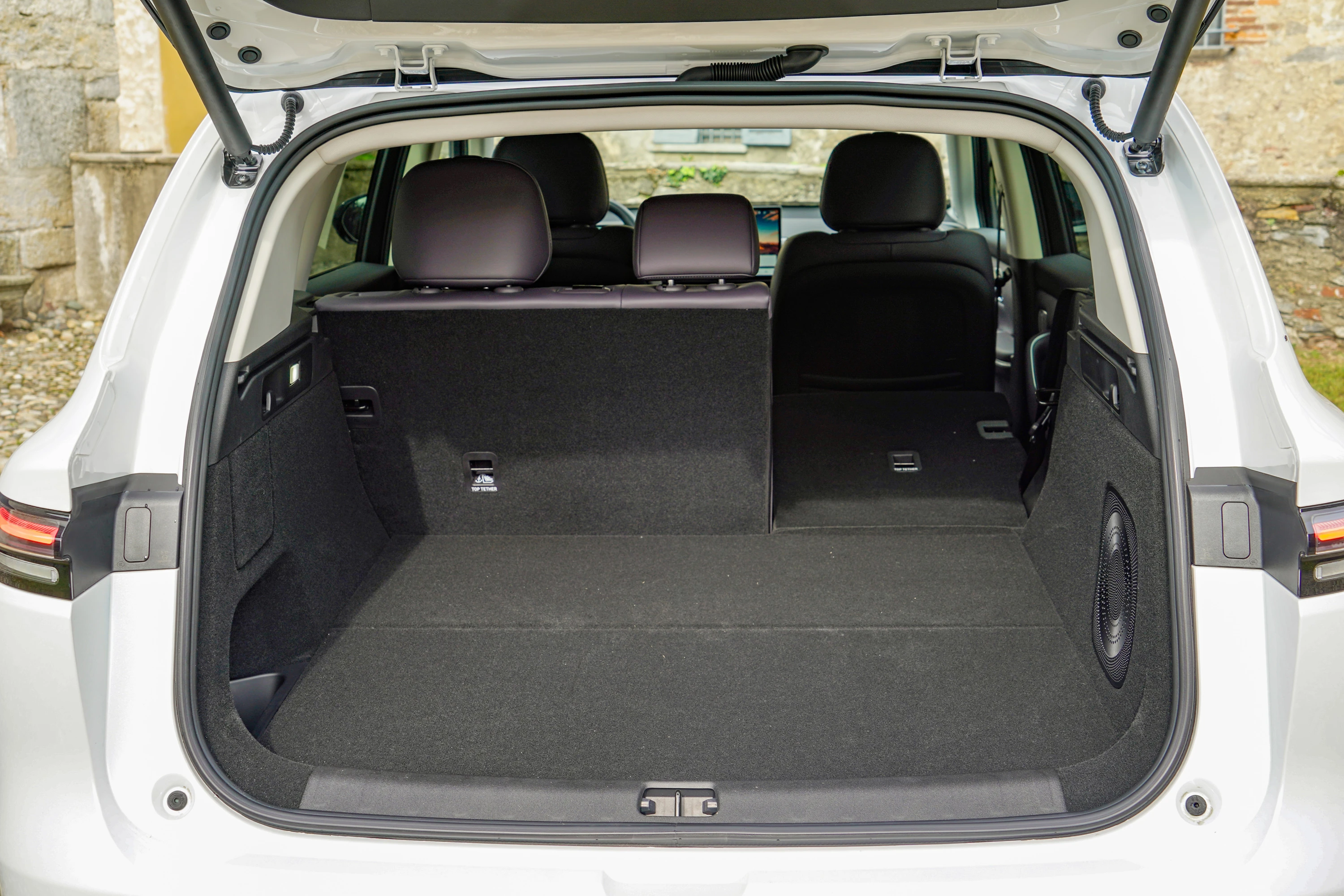 Leapmotor C10 69kWh RWD trunk view