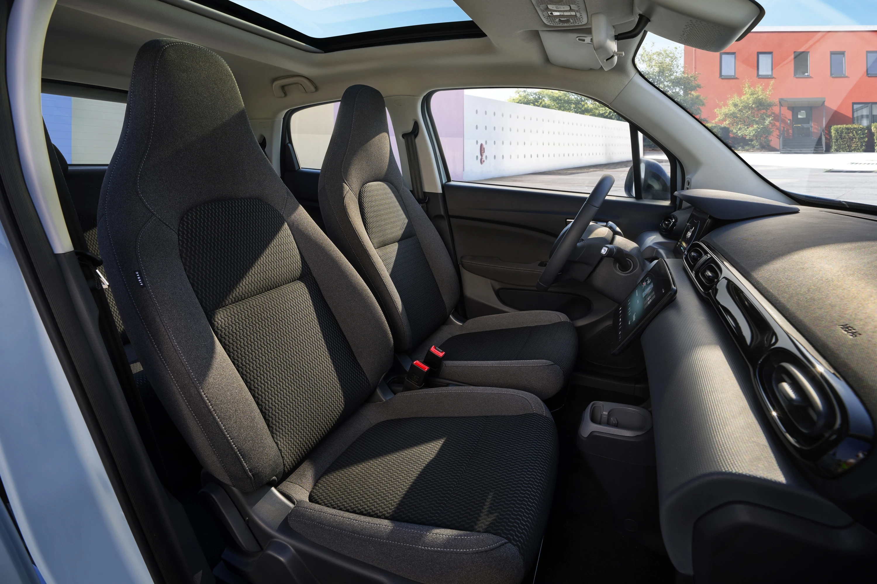 Leapmotor T03 37.3 kWh frontseats view
