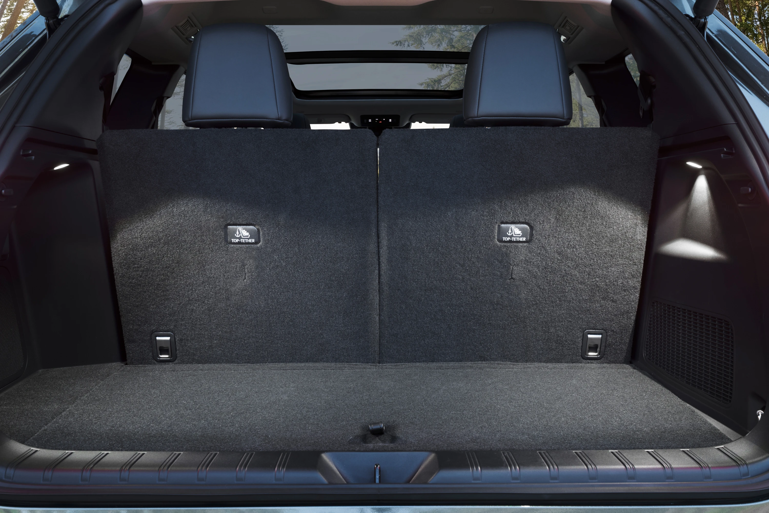 Lexus TZ 550e trunk view