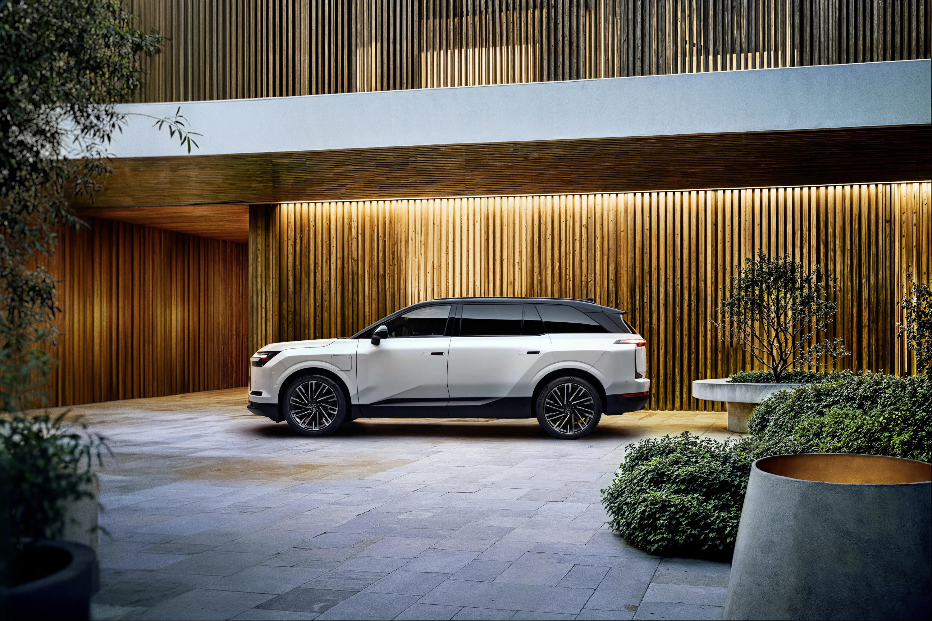 Lexus TZ 550e exterior view