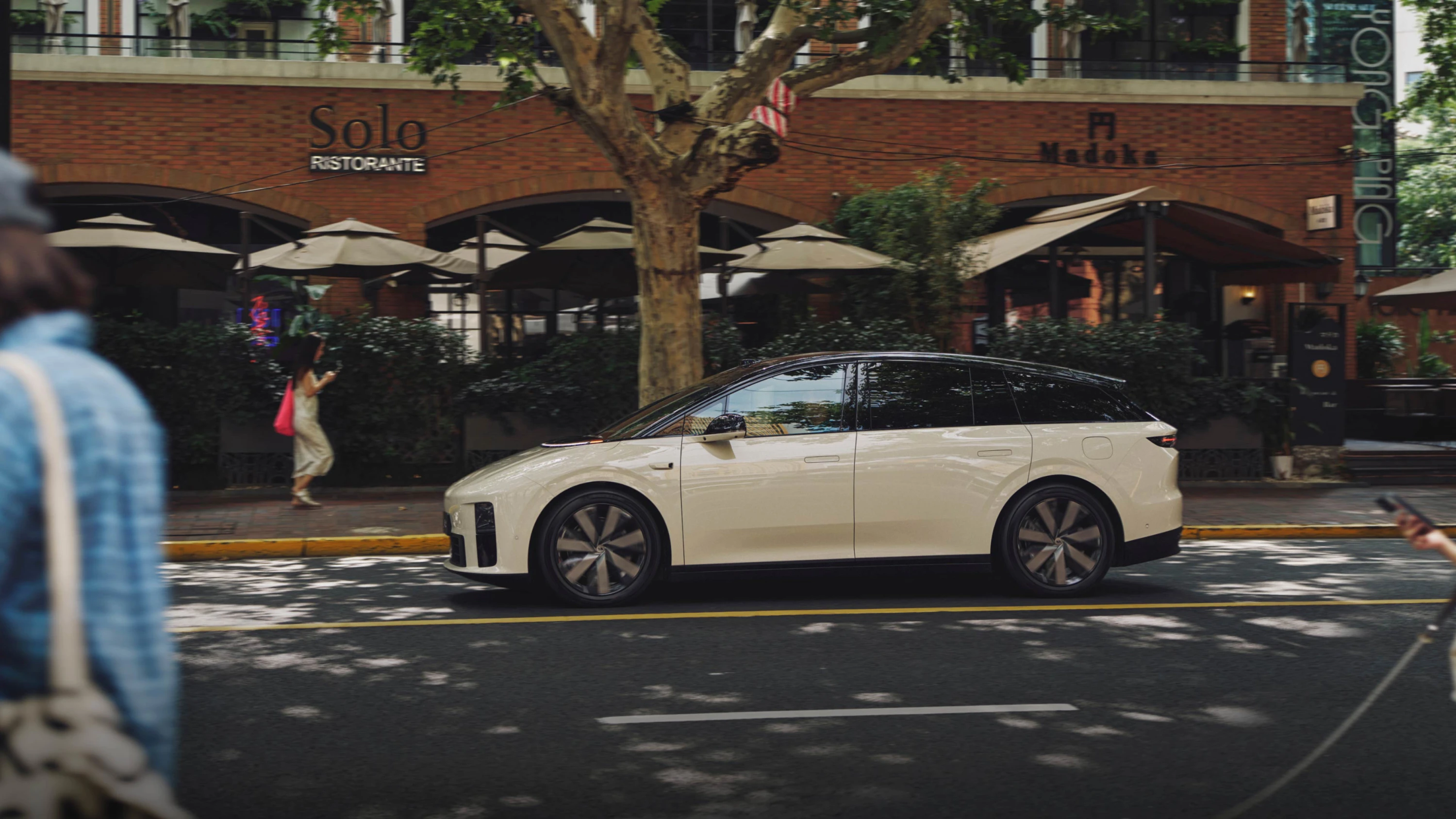 Li Auto i6 87.3 kWh AWD exterior view