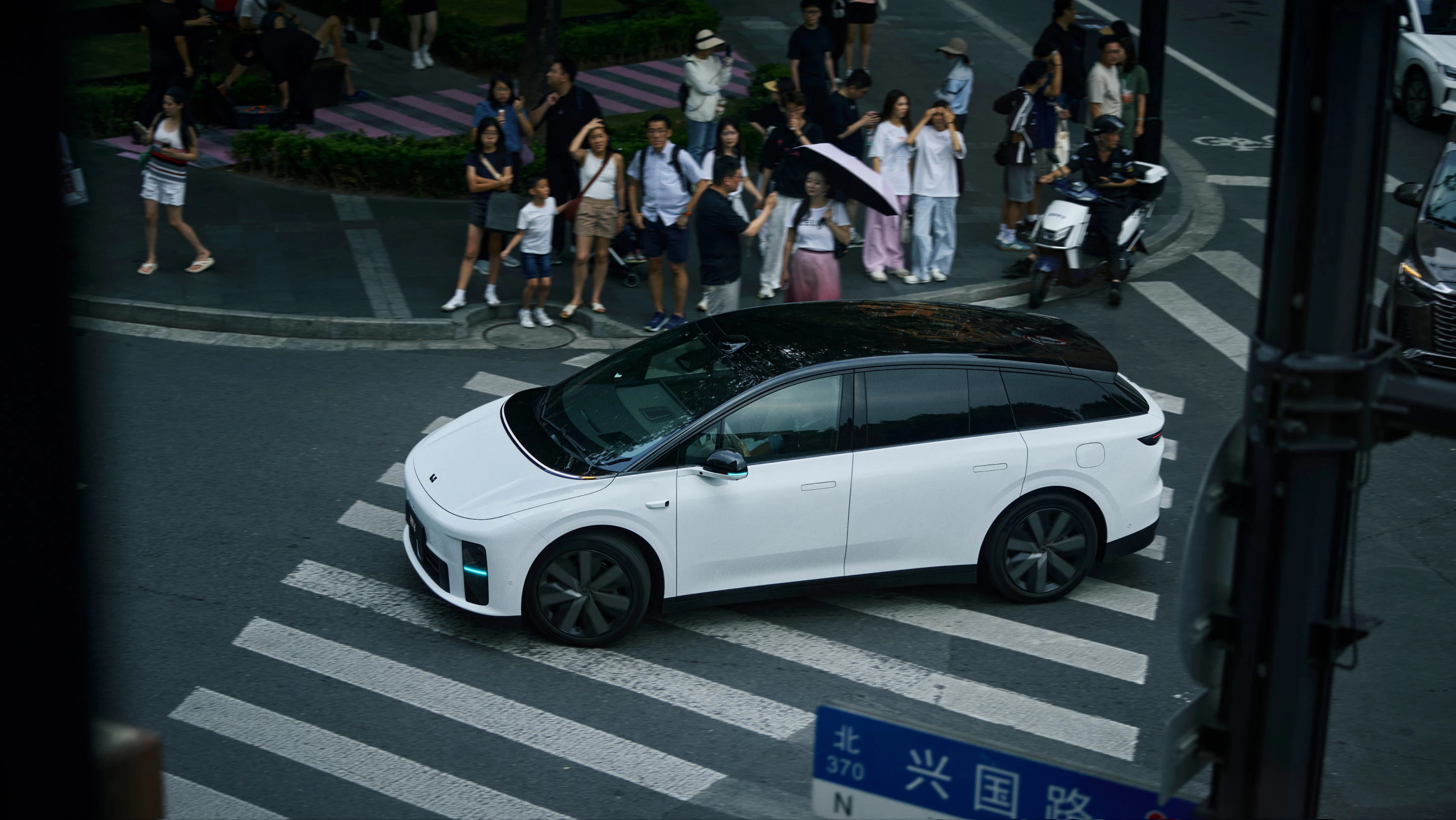 Li Auto i6 87.3 kWh AWD exterior view