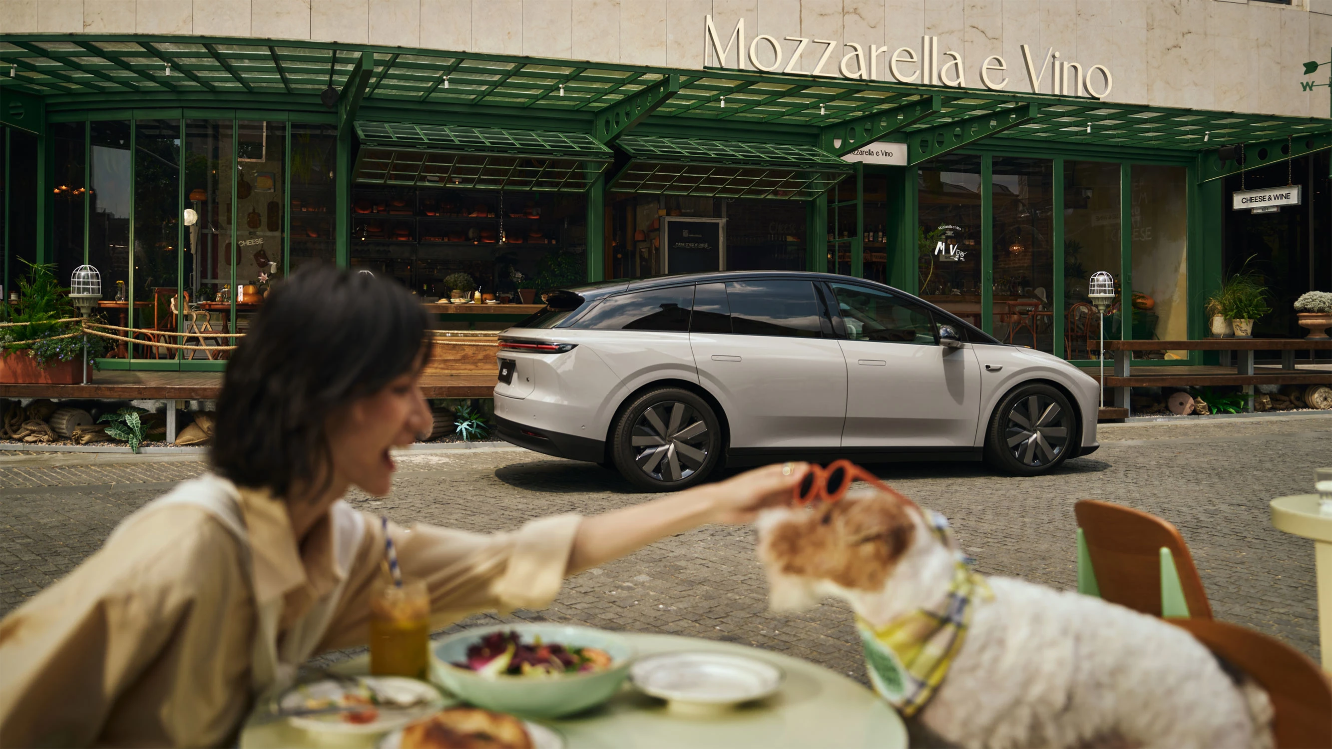 Li Auto i6 87.3 kWh AWD lifestyle view