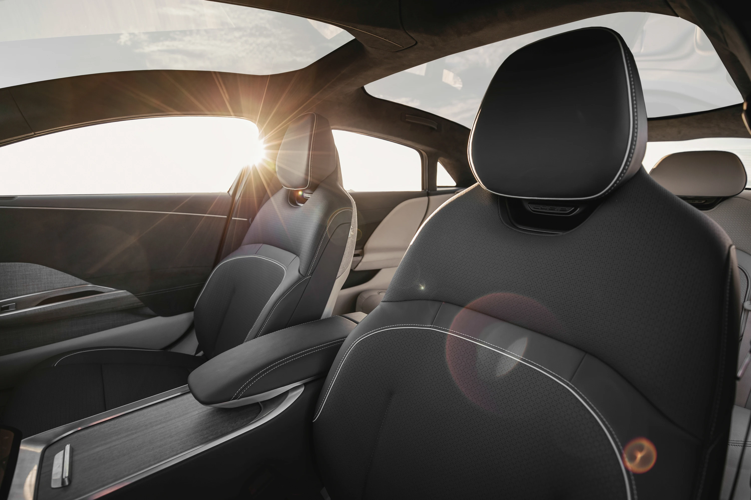 Lucid Air Dream Edition Range frontseats view