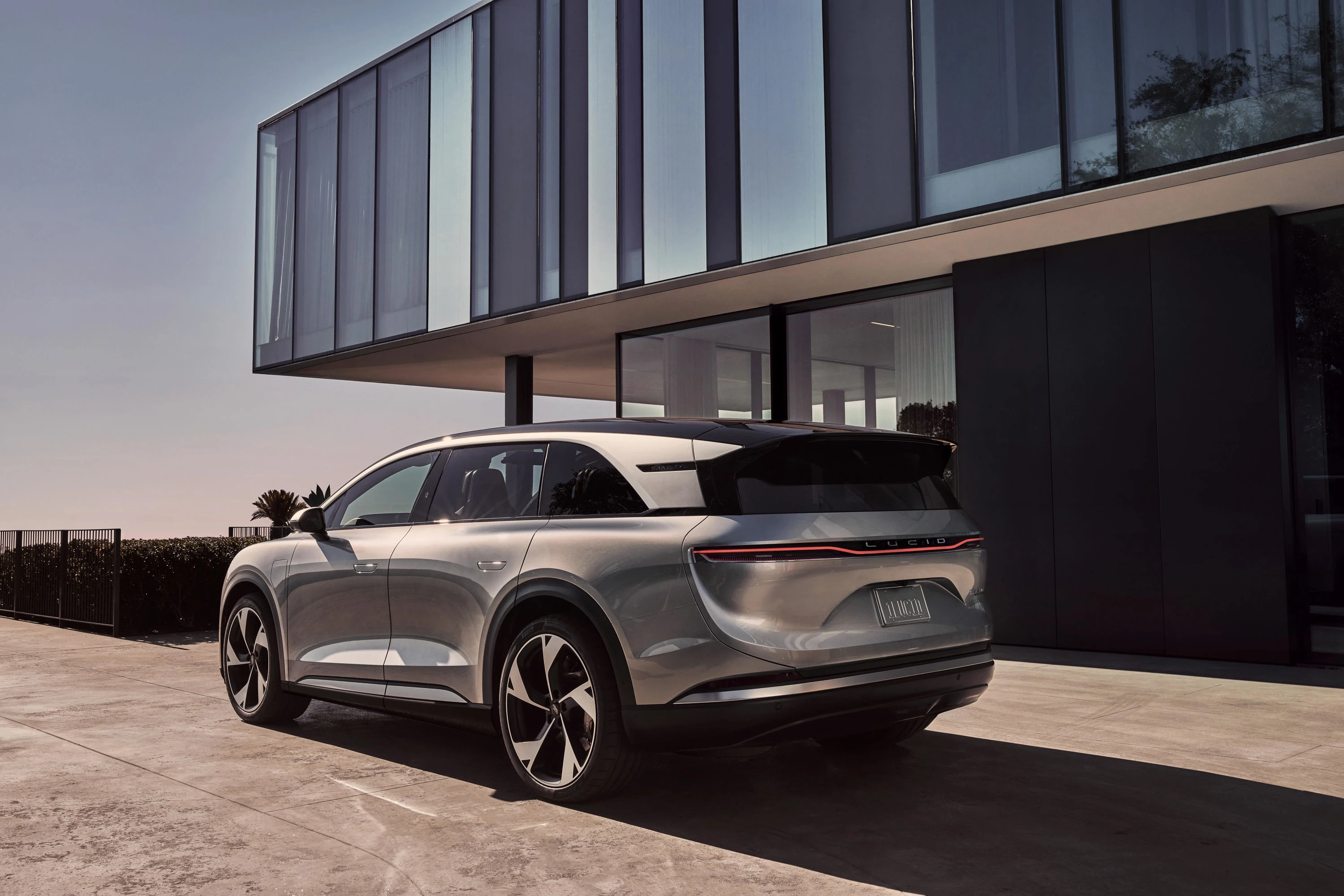 Lucid Gravity Dream Edition exterior view