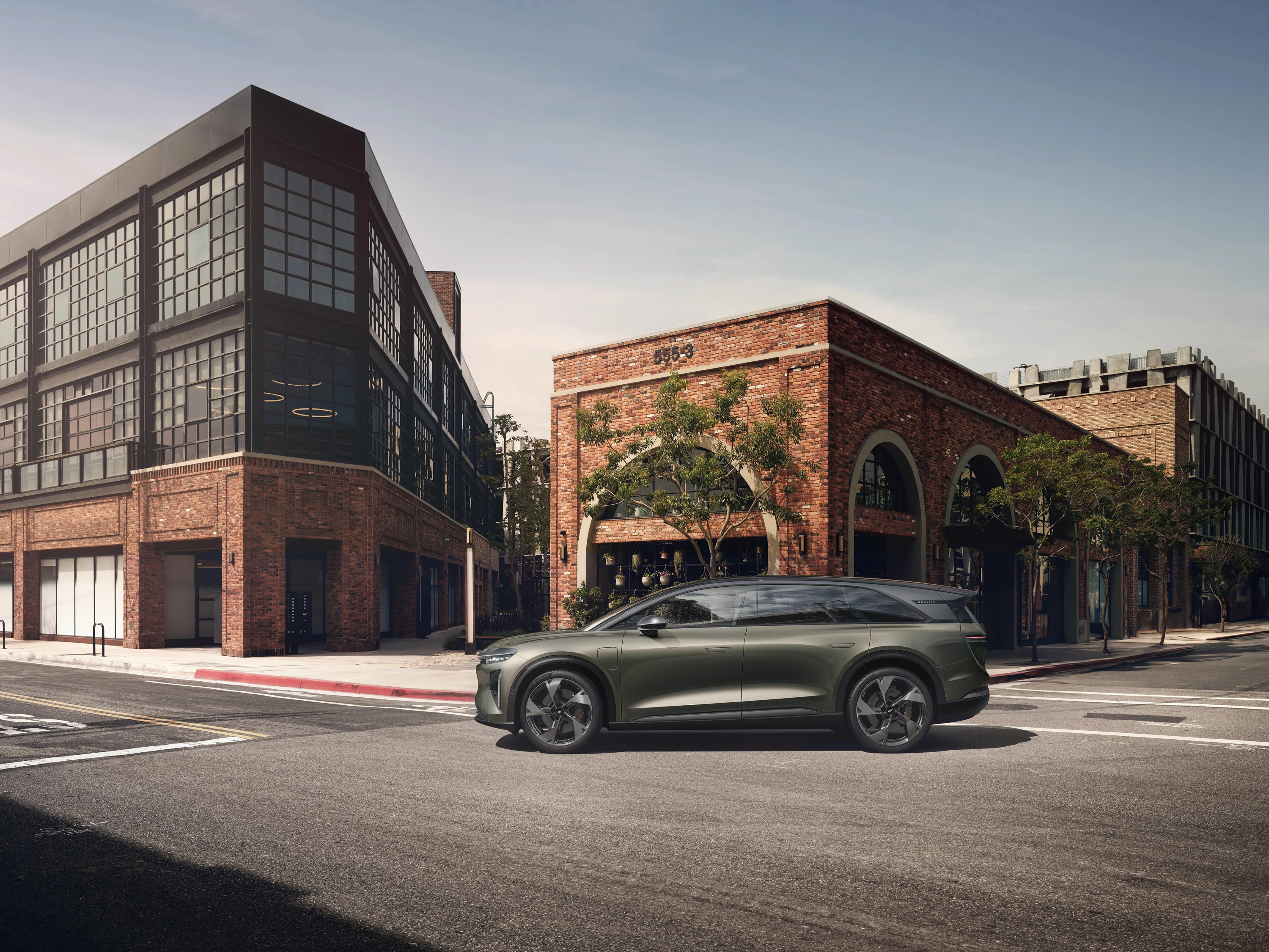 Lucid Gravity Grand Touring exterior view