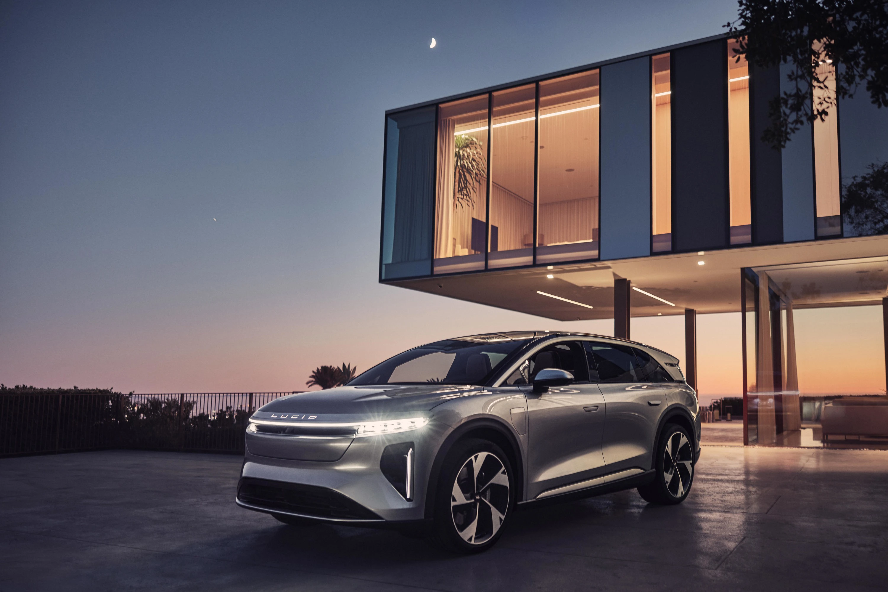 Lucid Gravity Grand Touring headlights view
