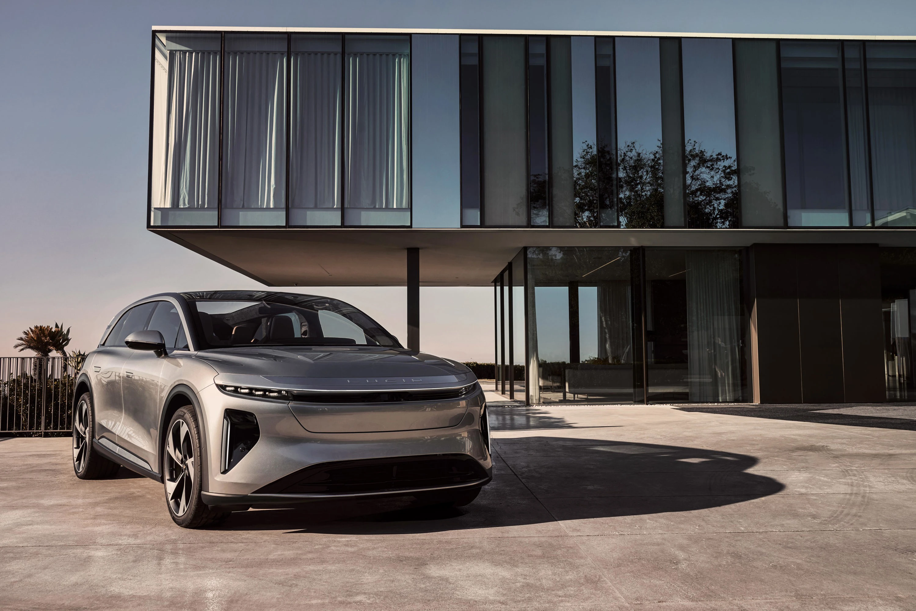 Lucid Gravity Touring exterior view