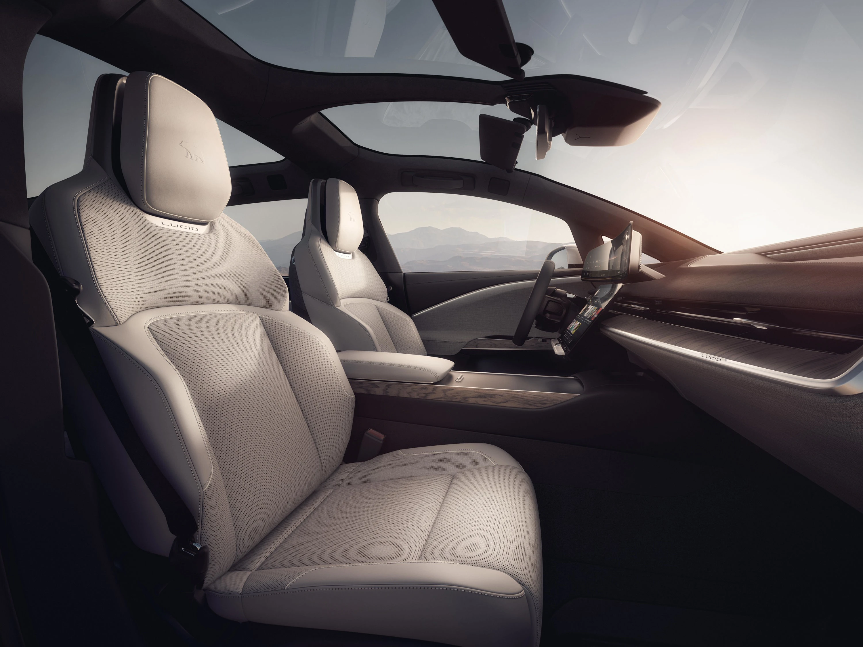 Lucid Gravity Touring frontseats view
