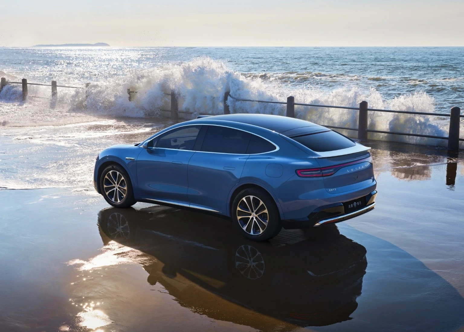 Luxeed R7 AWD 100 kWh exterior view