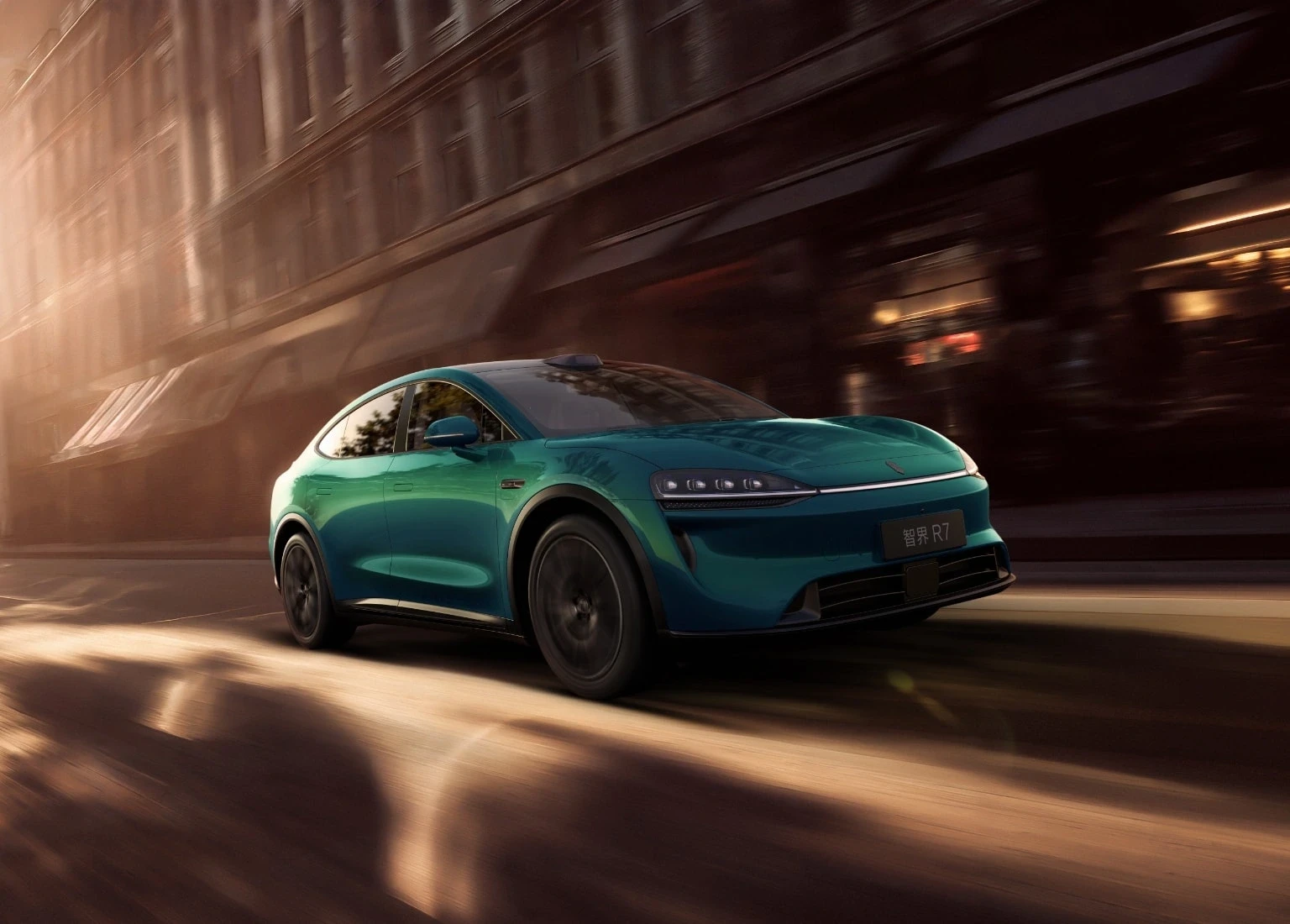 Luxeed R7 AWD 100 kWh exterior view
