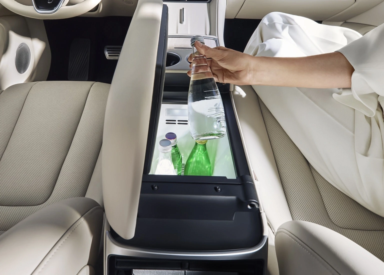 Luxeed R7 AWD 100 kWh interiorstorage view