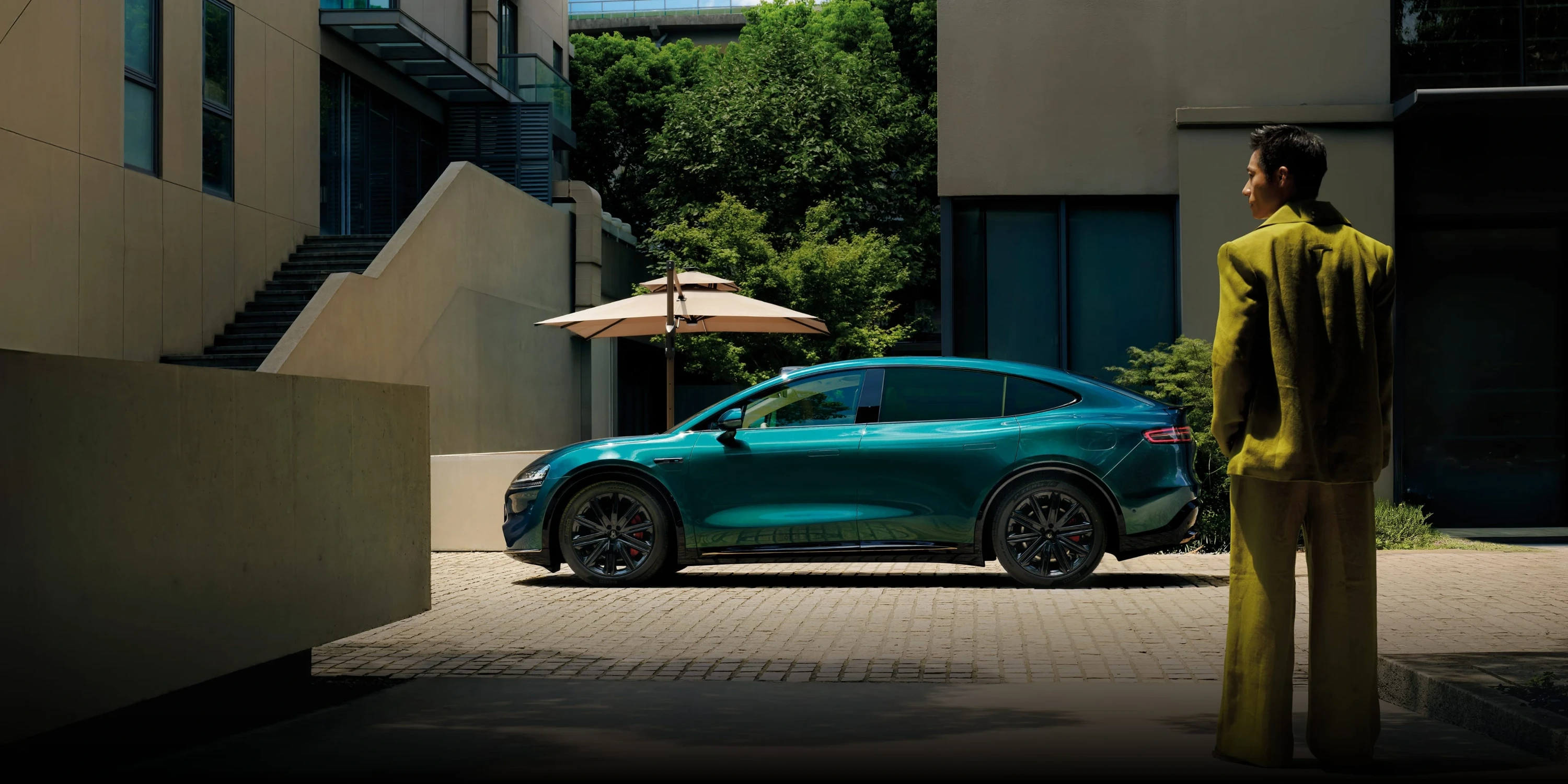 Luxeed R7 AWD 100 kWh exterior view