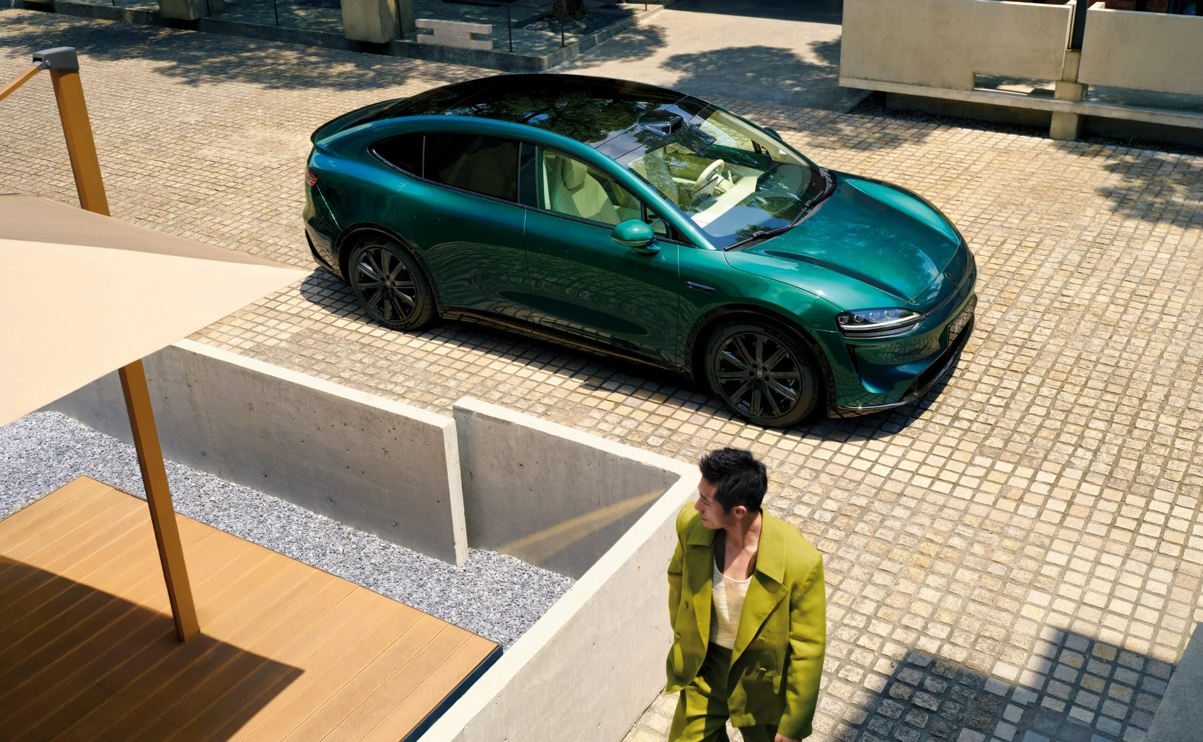 Luxeed R7 AWD 100 kWh exterior view