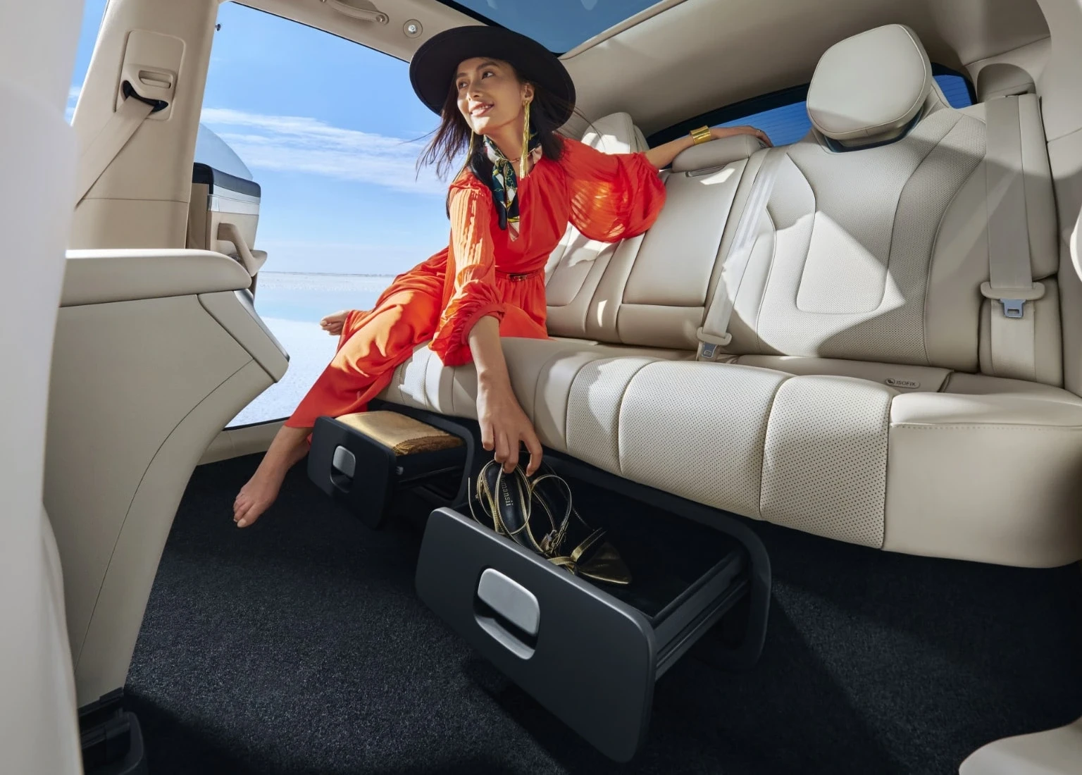 Luxeed R7 AWD 100 kWh interiorstorage view