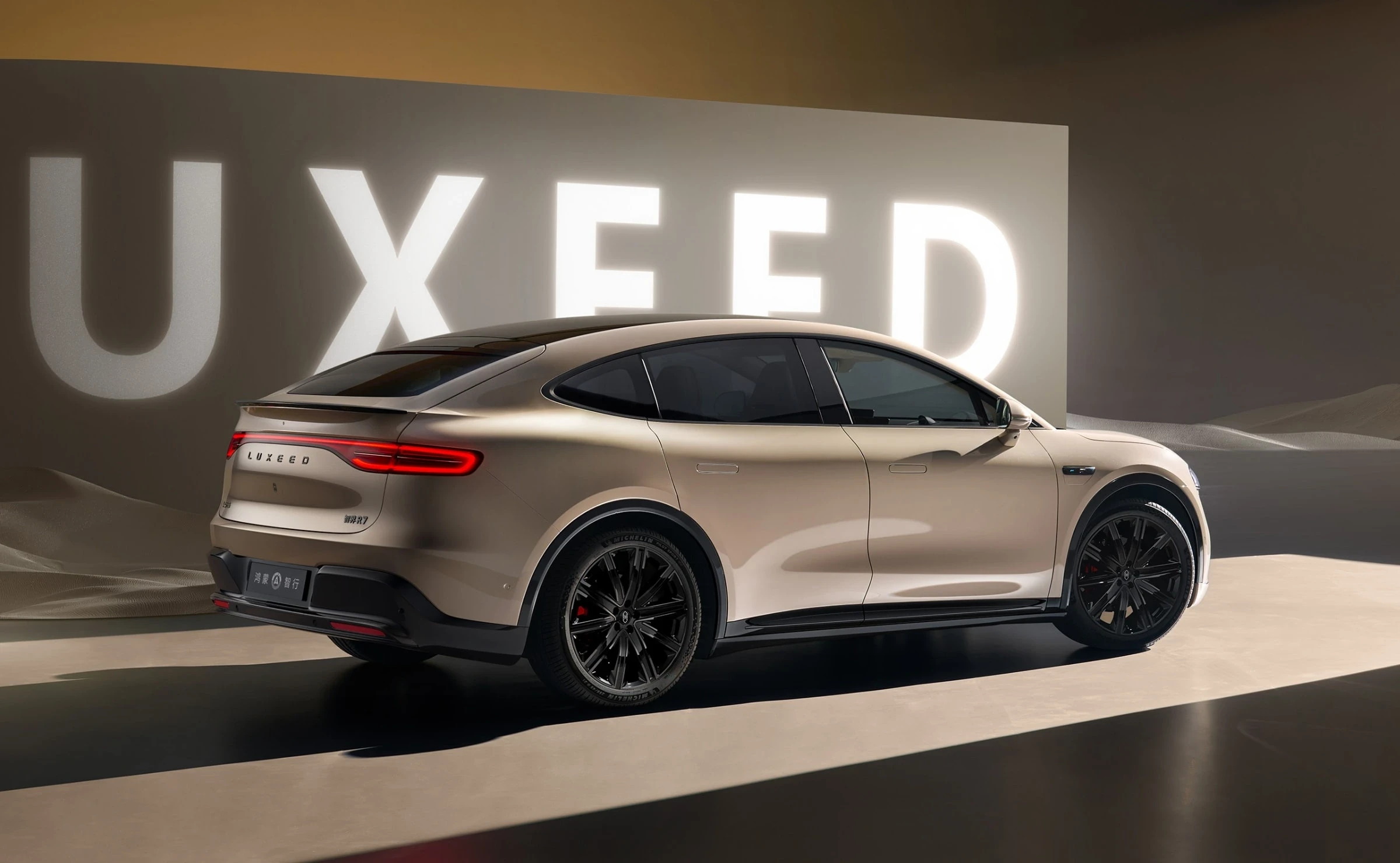 Luxeed R7 AWD 100 kWh exterior view