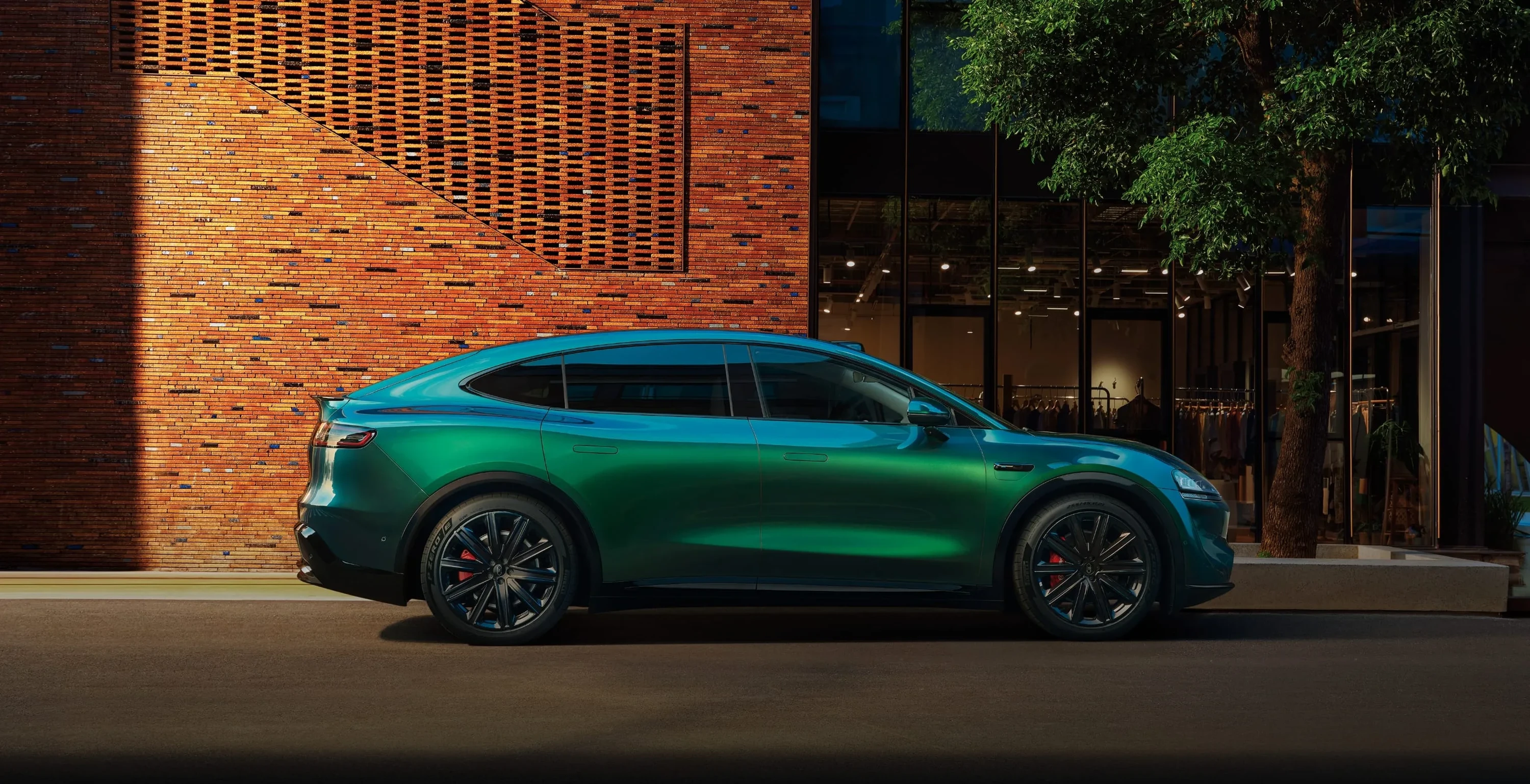 Luxeed R7 AWD 100 kWh exterior view