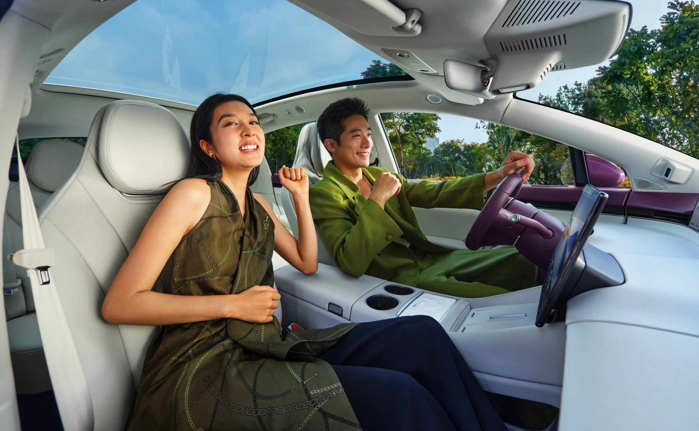 Luxeed R7 AWD 100 kWh frontseats view