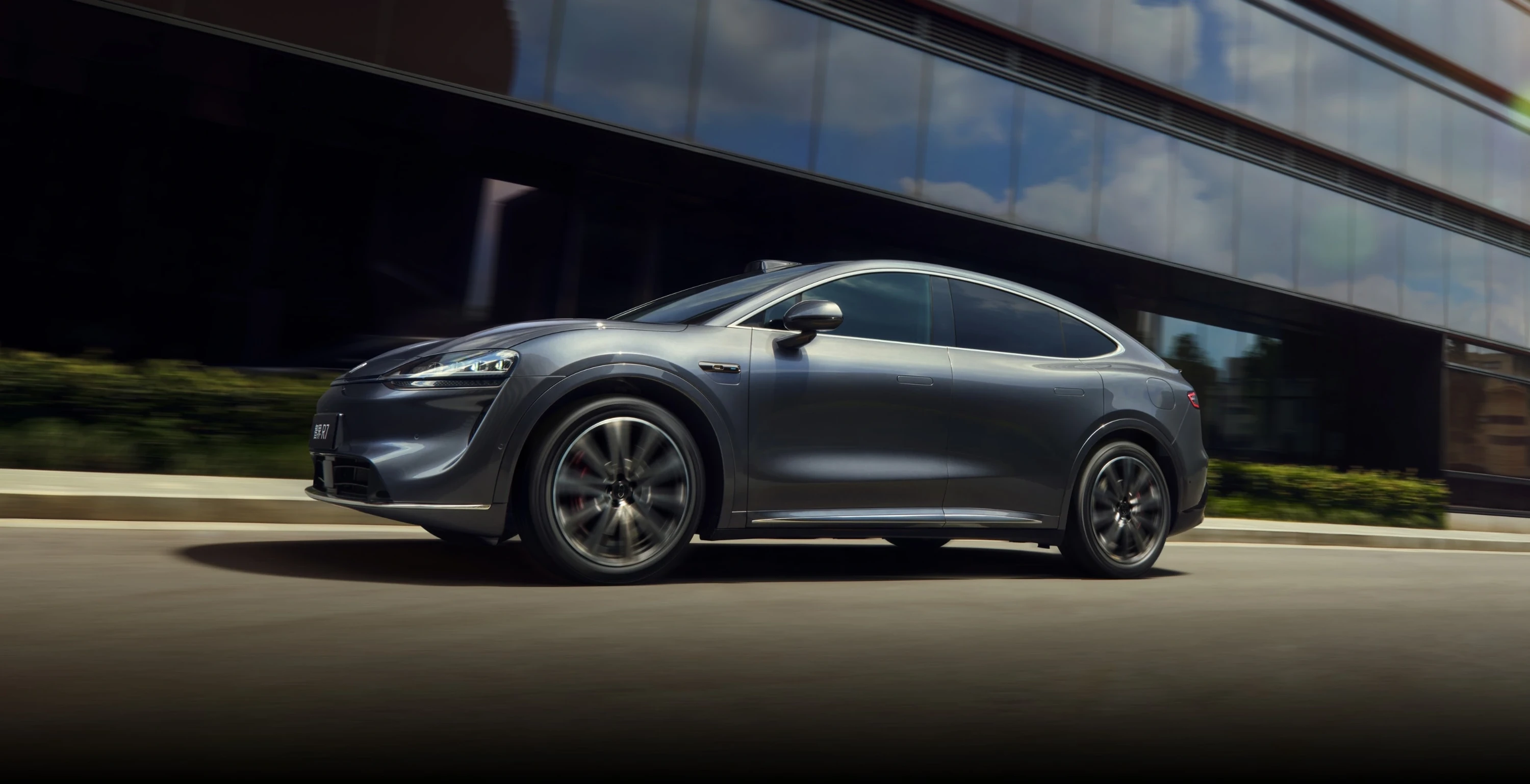 Luxeed R7 AWD 100 kWh exterior view