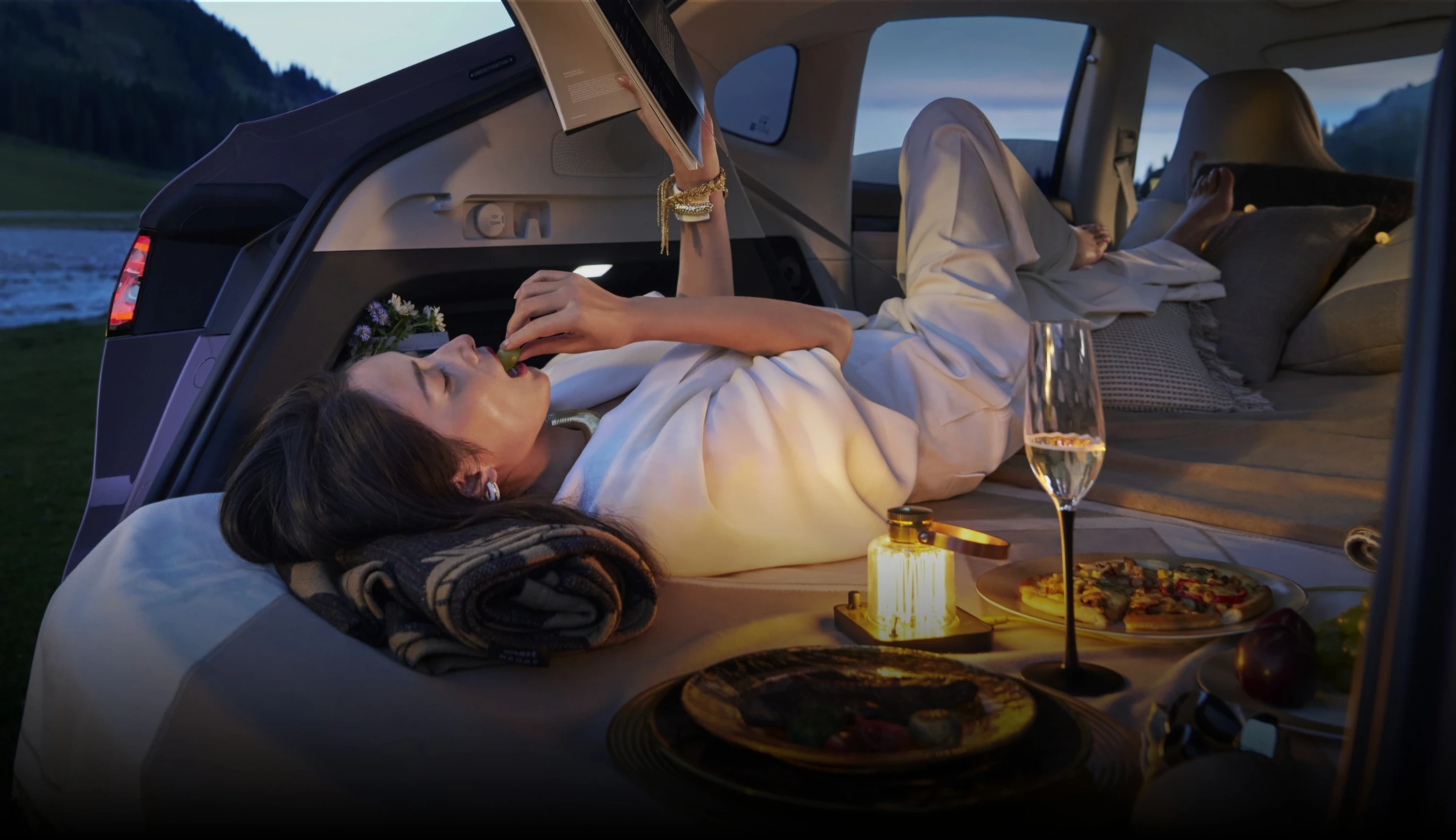 Luxeed R7 AWD 100 kWh lifestyle view