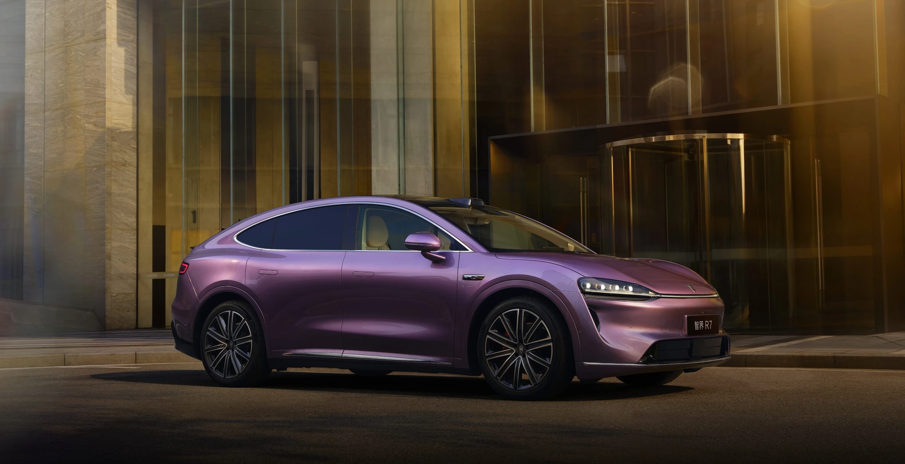 Luxeed R7 AWD 100 kWh exterior view